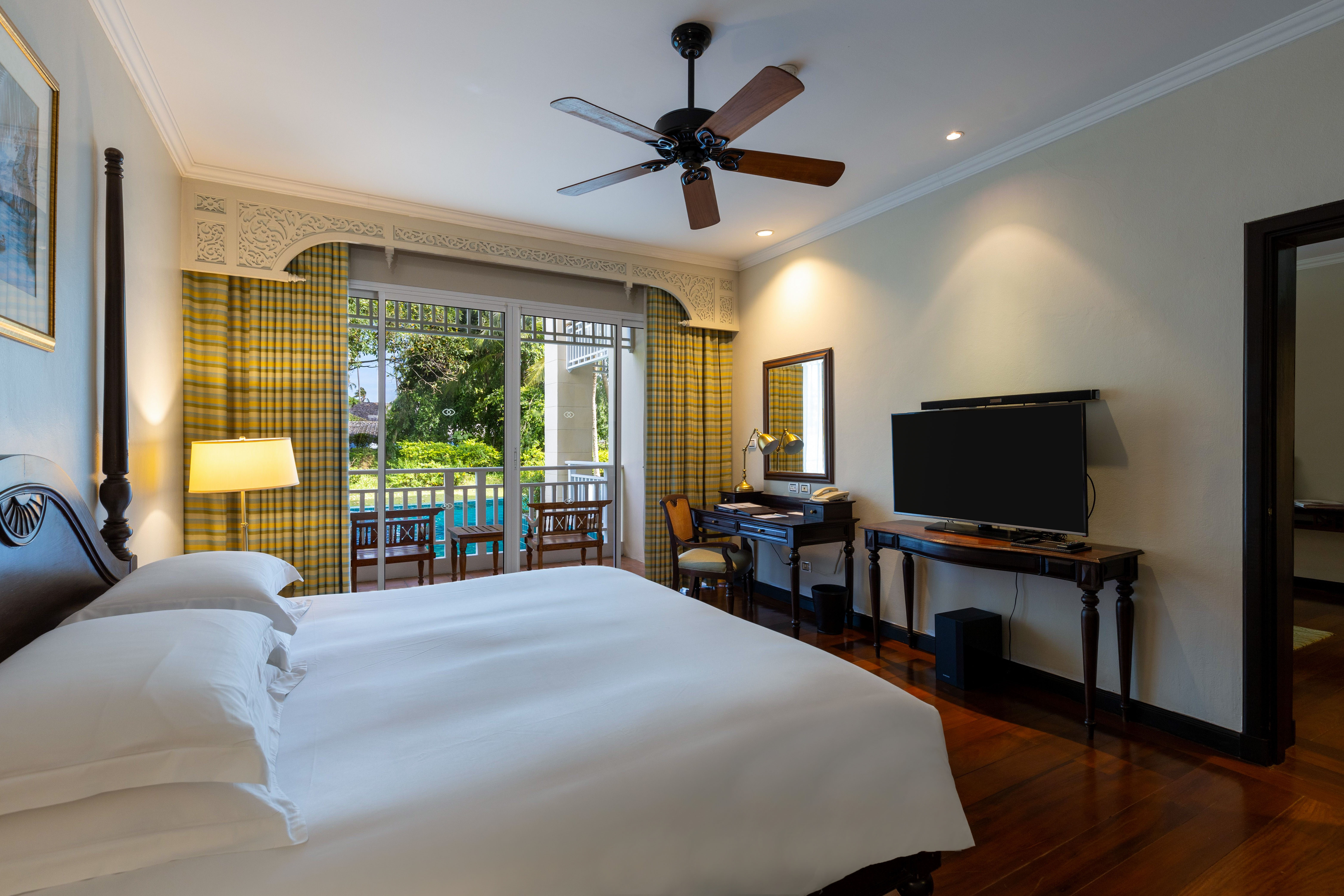 Suite Pool View King Bed