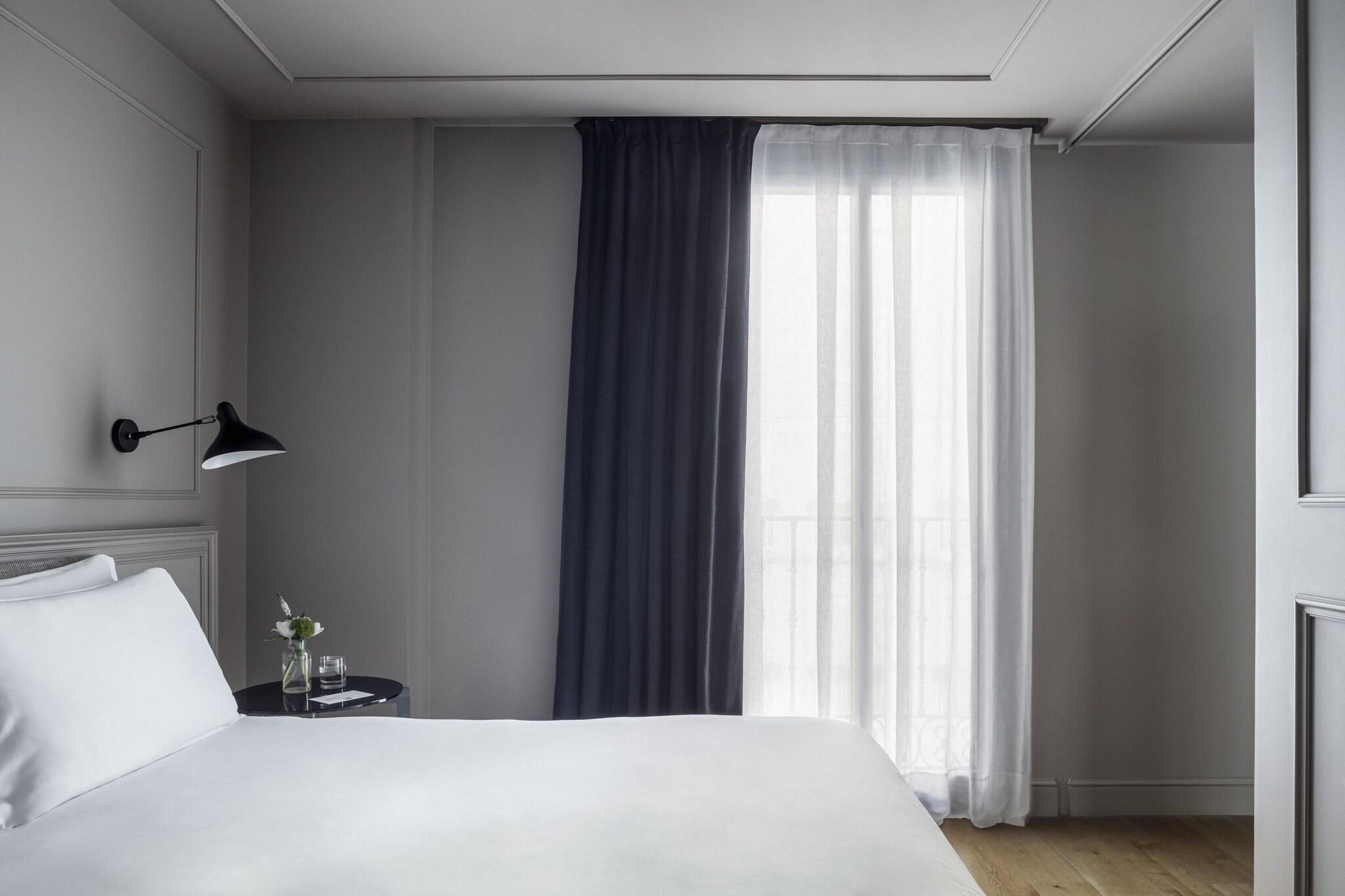 Studio Queen Size Bed