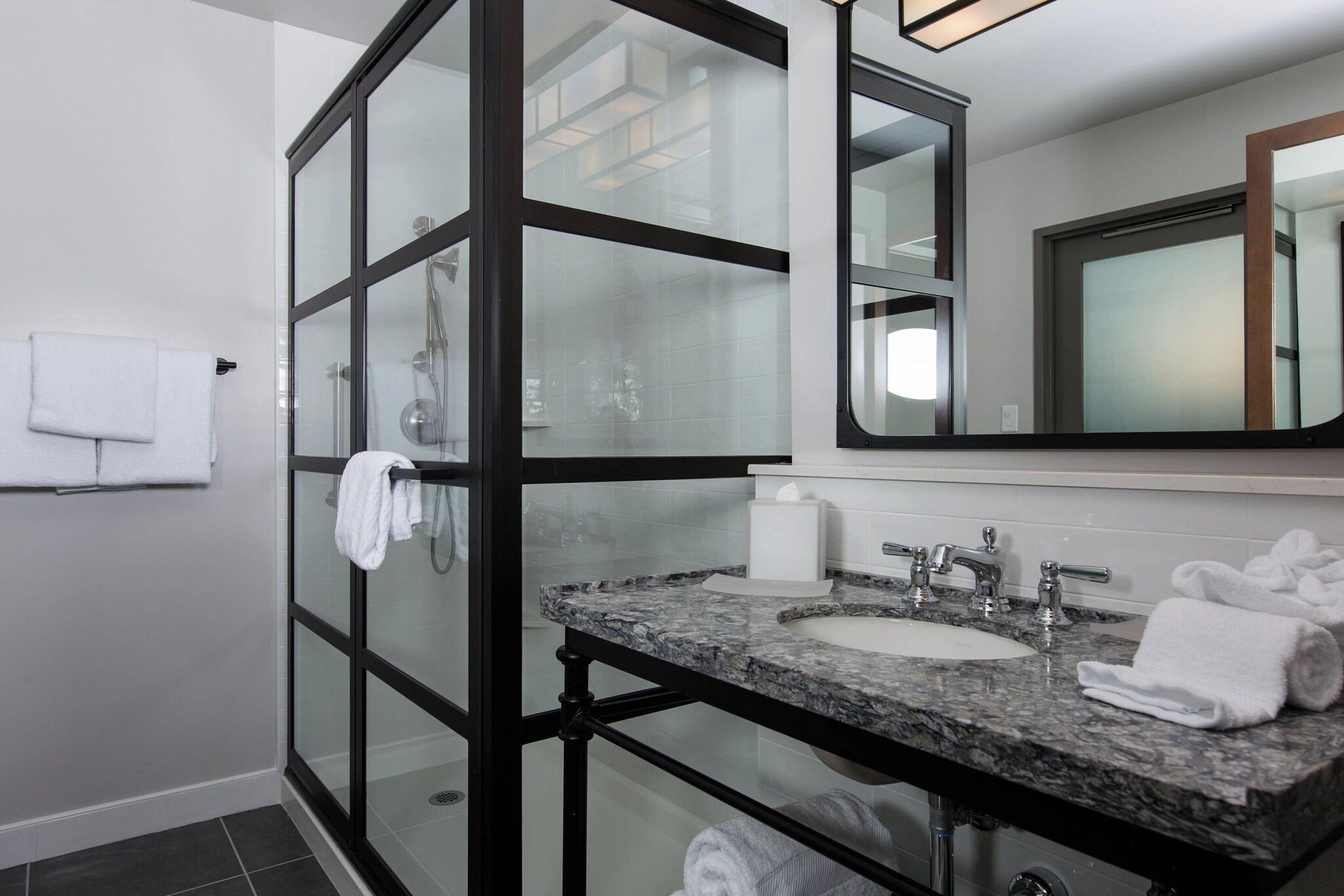 Suite City View King Bed