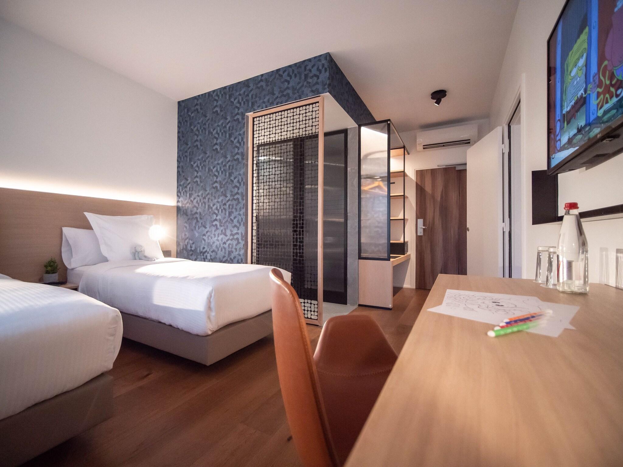 Quadruple Premium Queen Bed