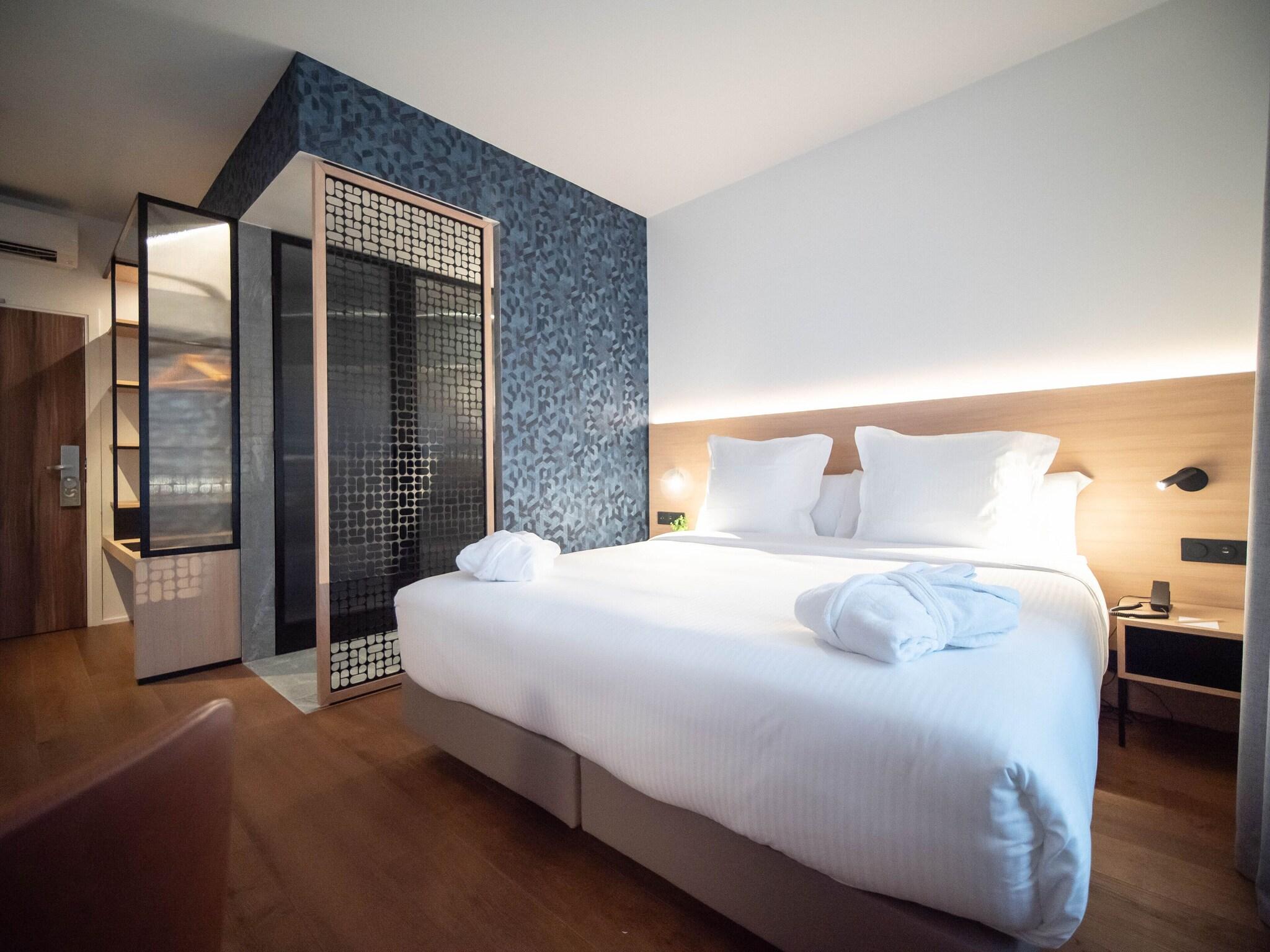 Quadruple Premium Queen Bed