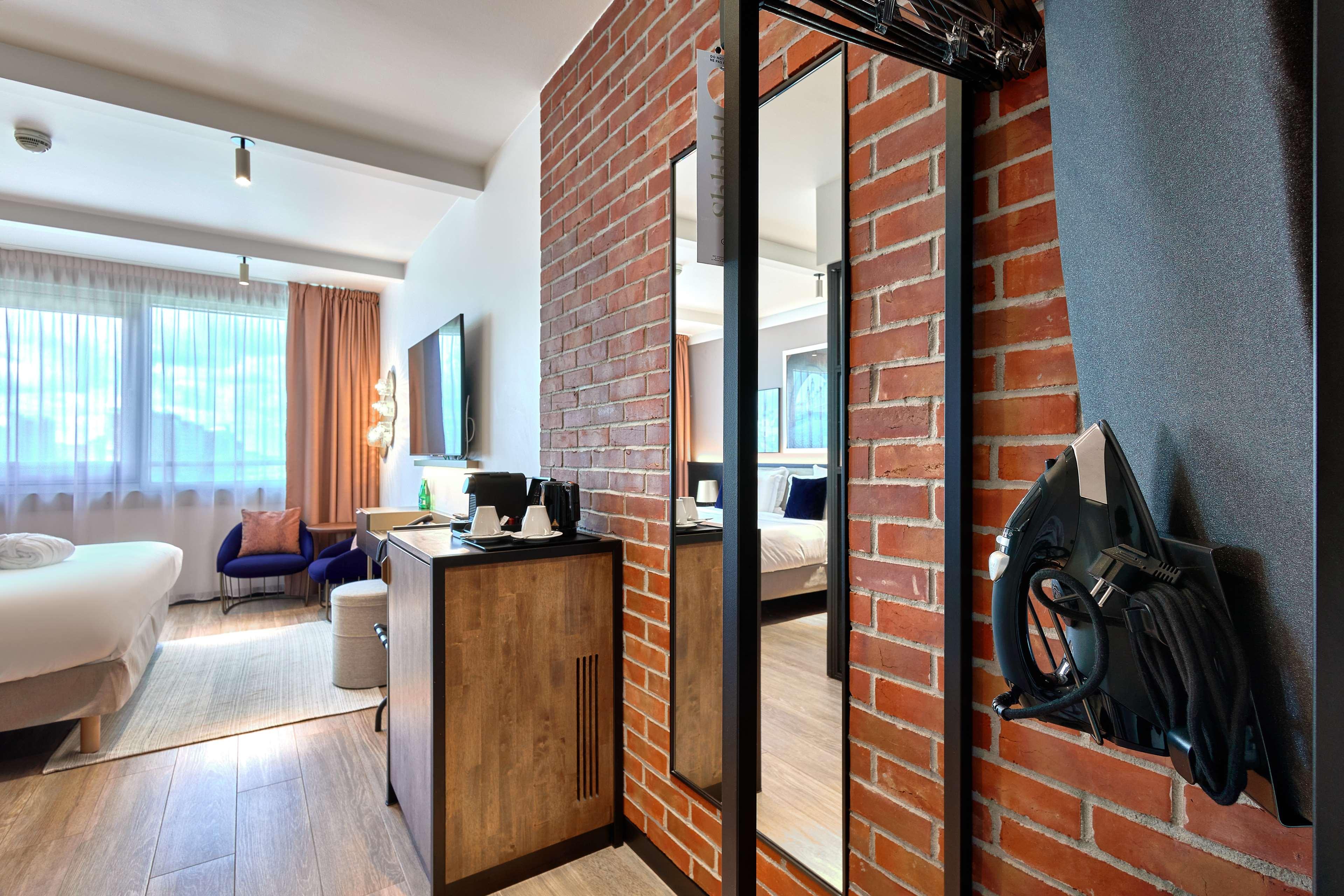 Double Executive Queen Bed