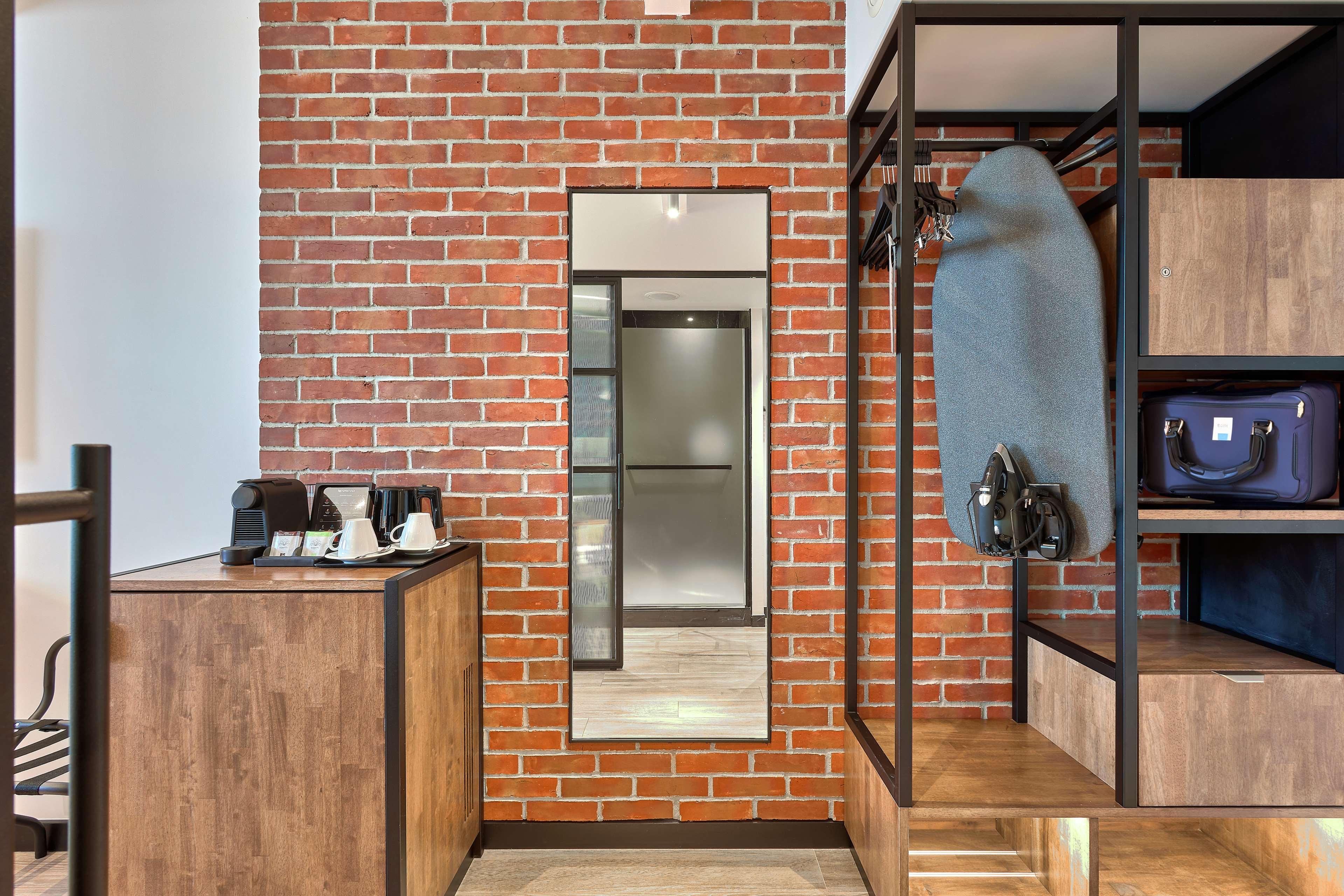 Double Executive Queen Bed