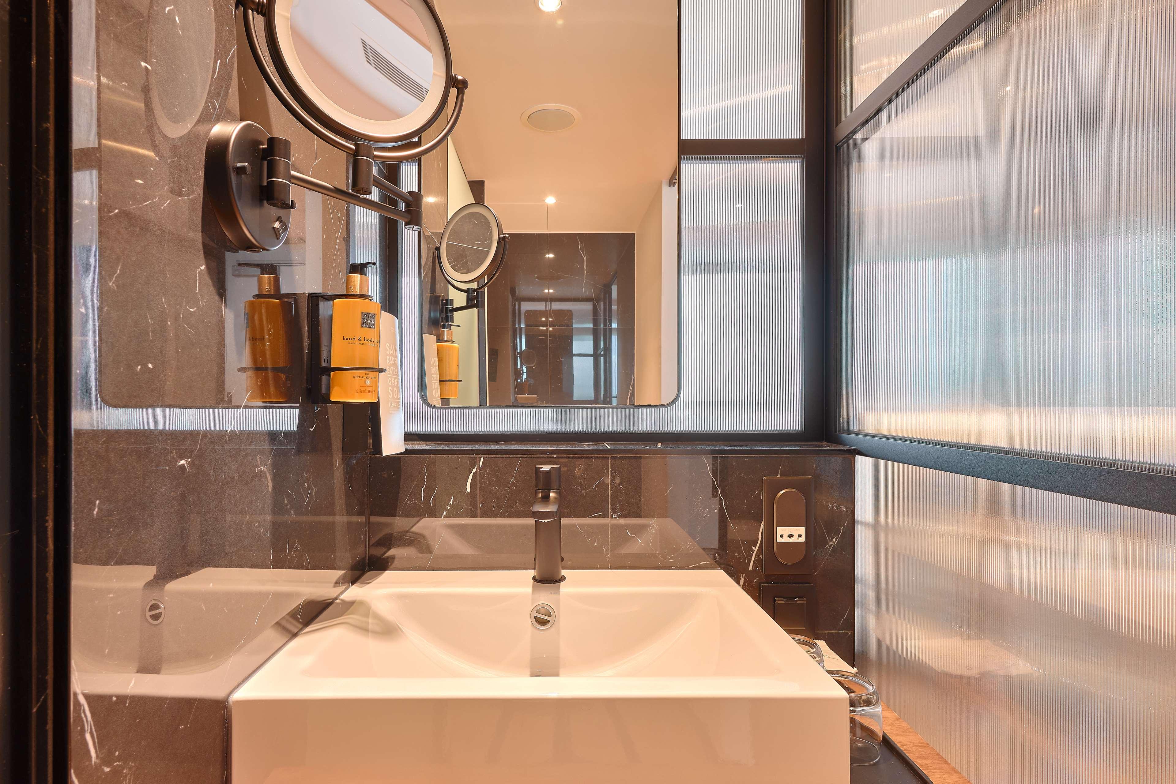 Double Executive Queen Bed