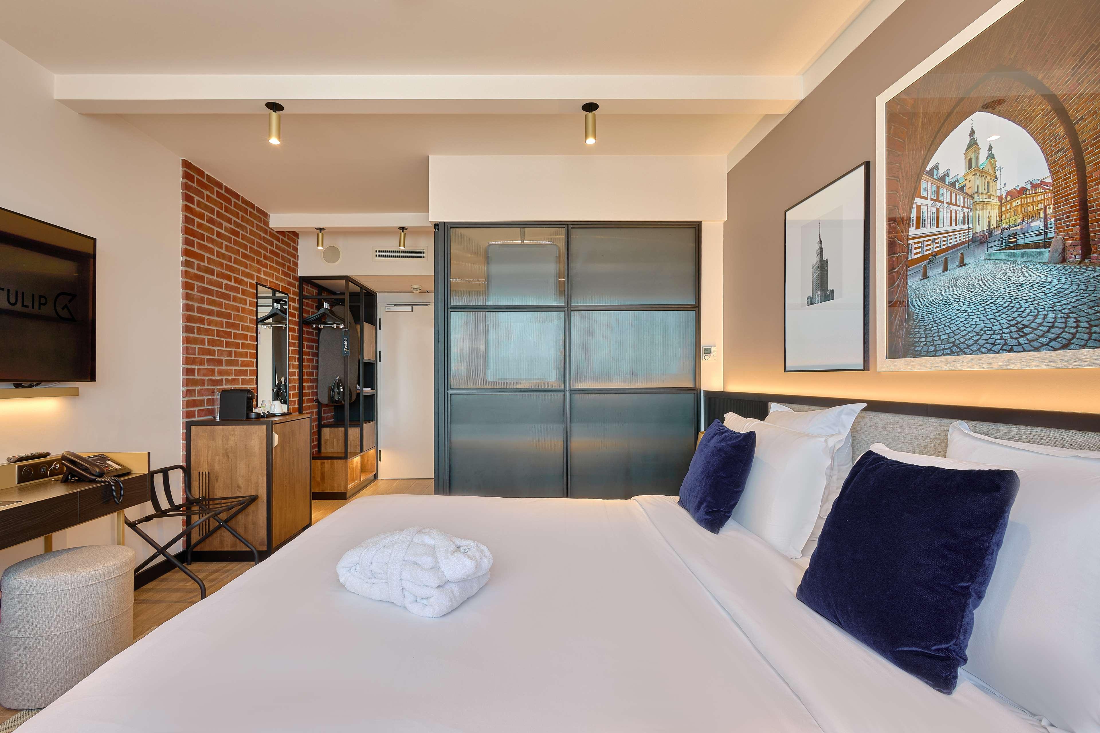 Double Executive Queen Bed