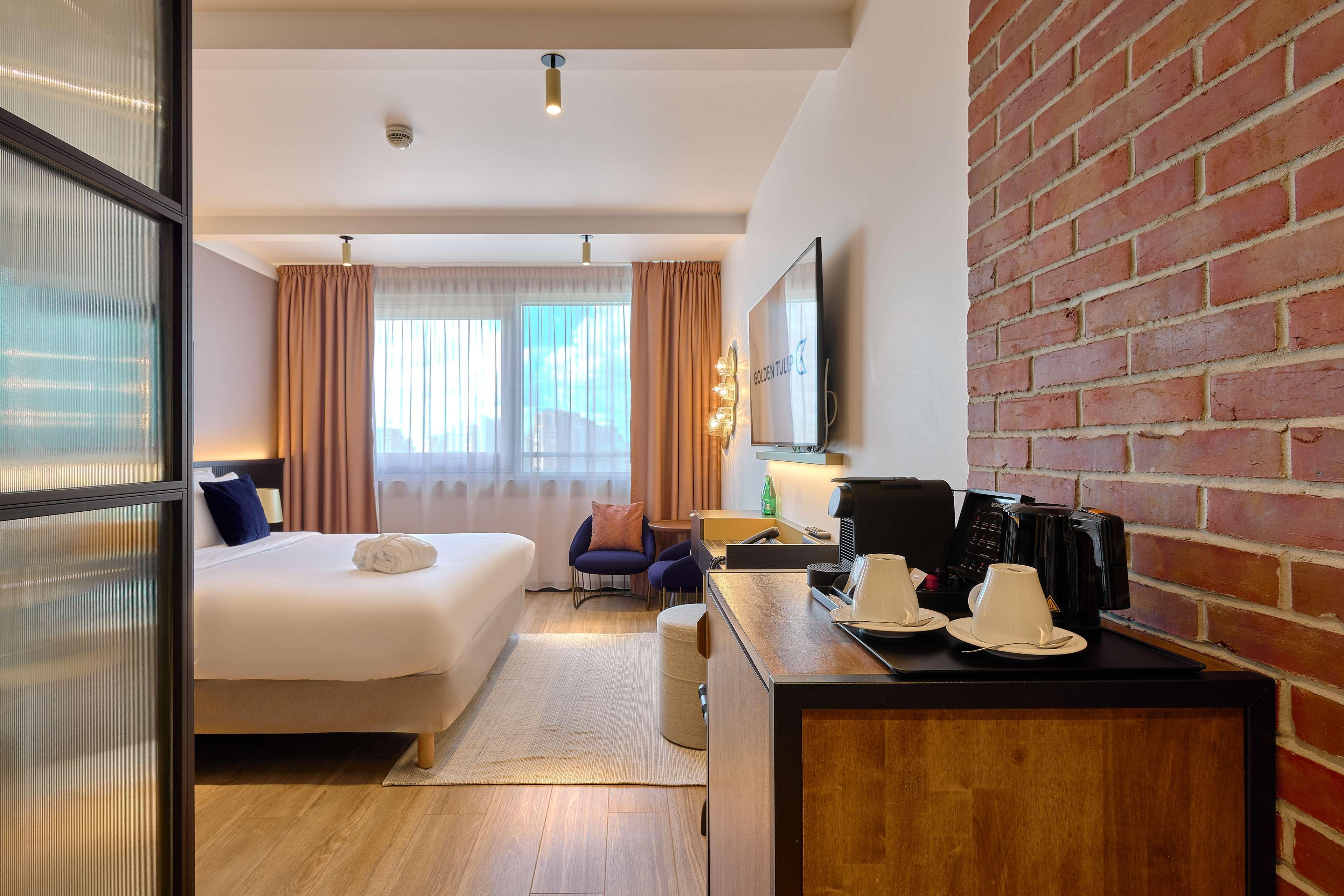 Double Executive Queen Bed