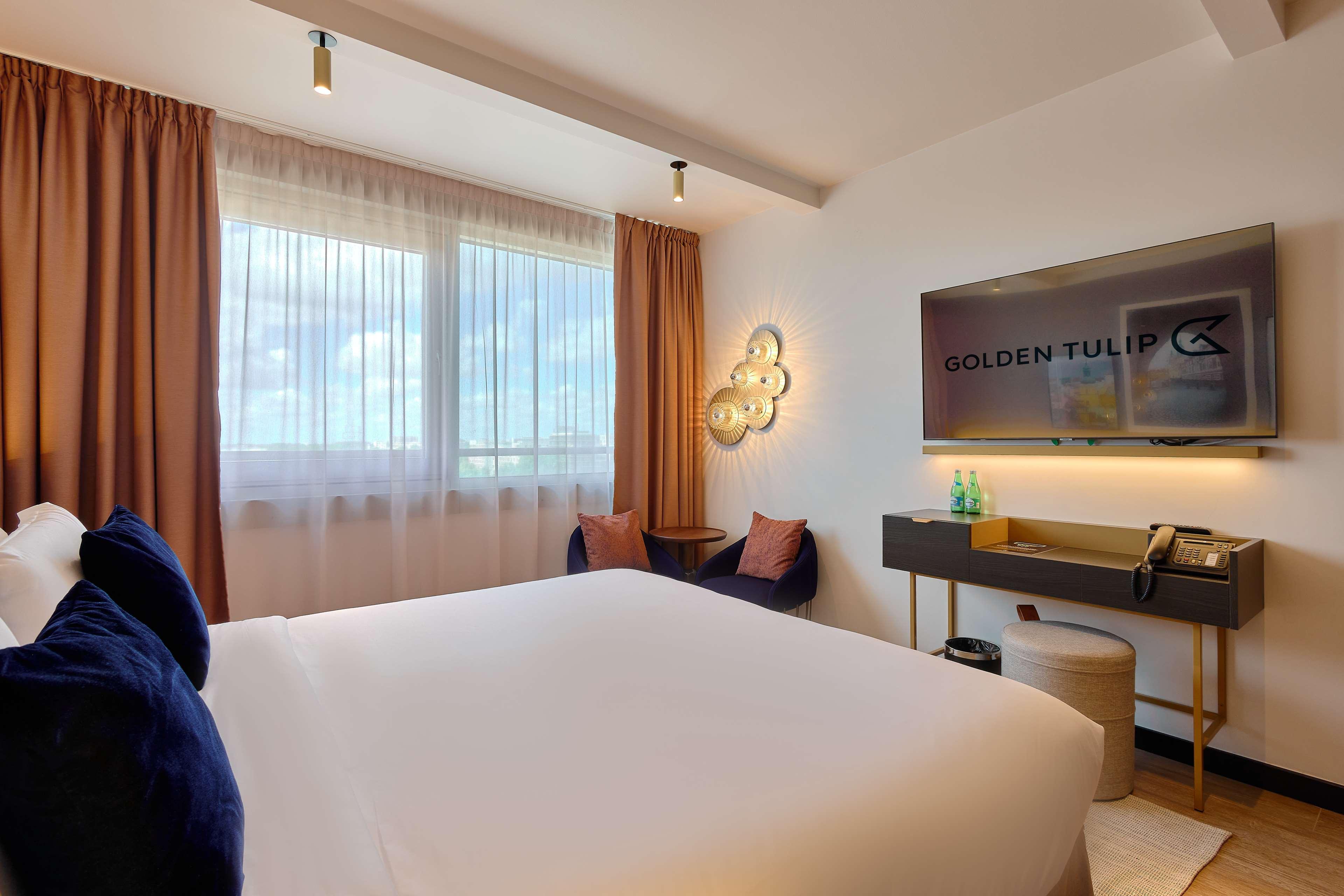 Double Executive Queen Bed