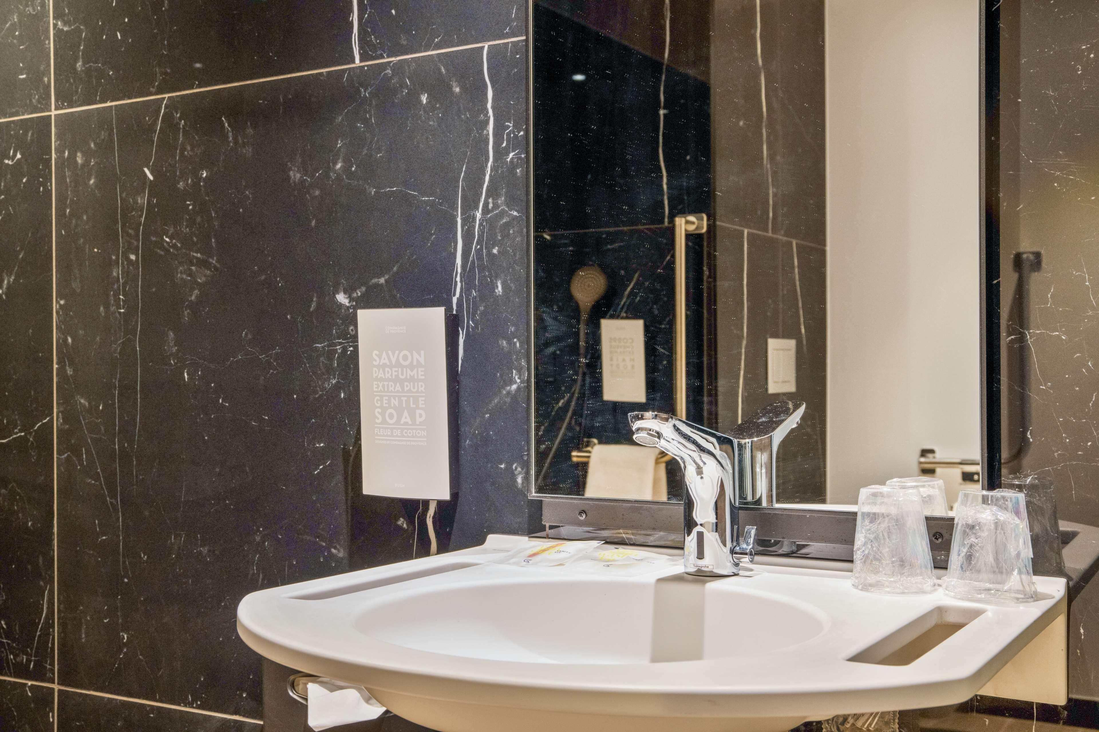 Double Executive Queen Bed