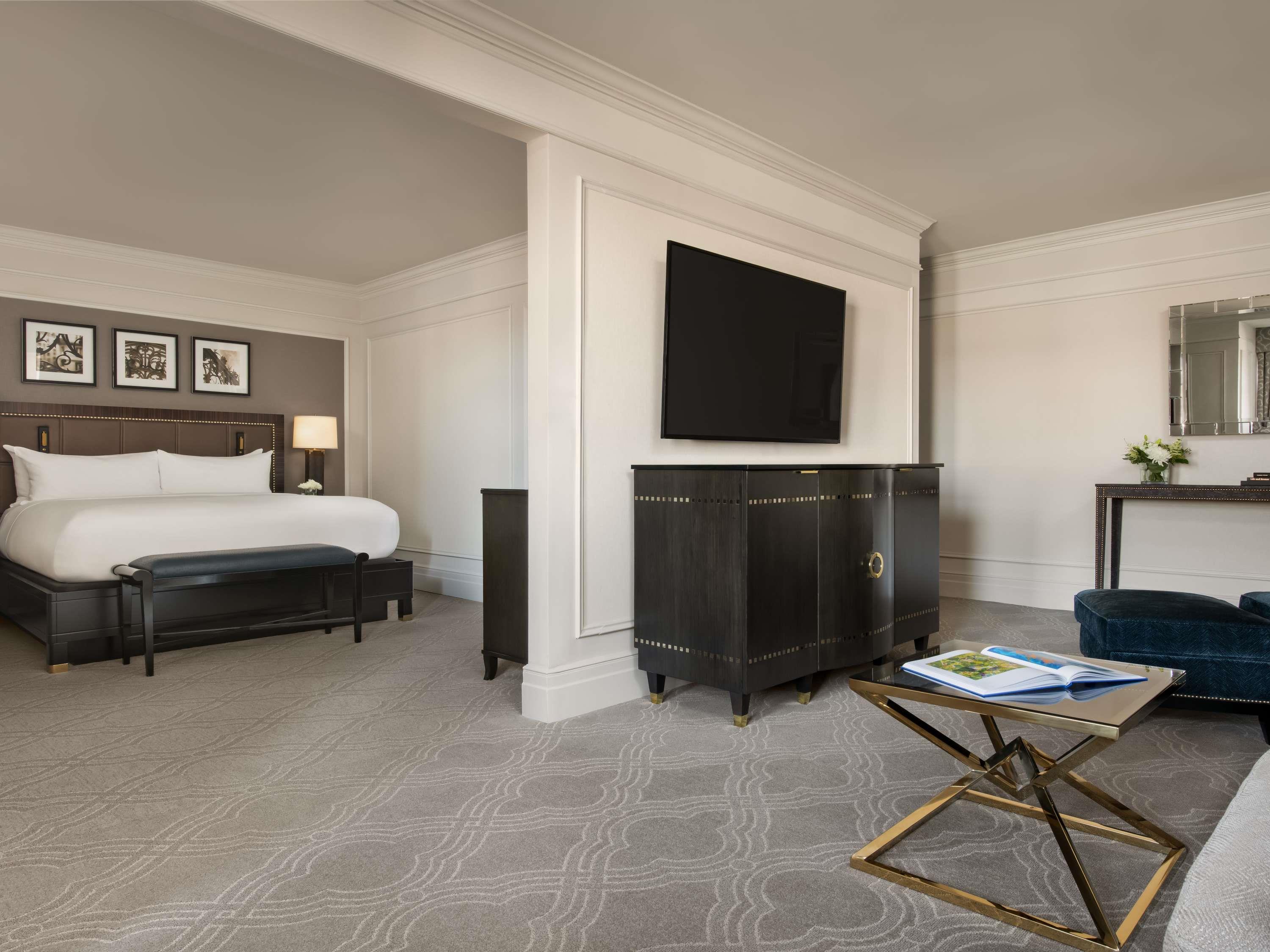 Junior Suite Queen Size Bed