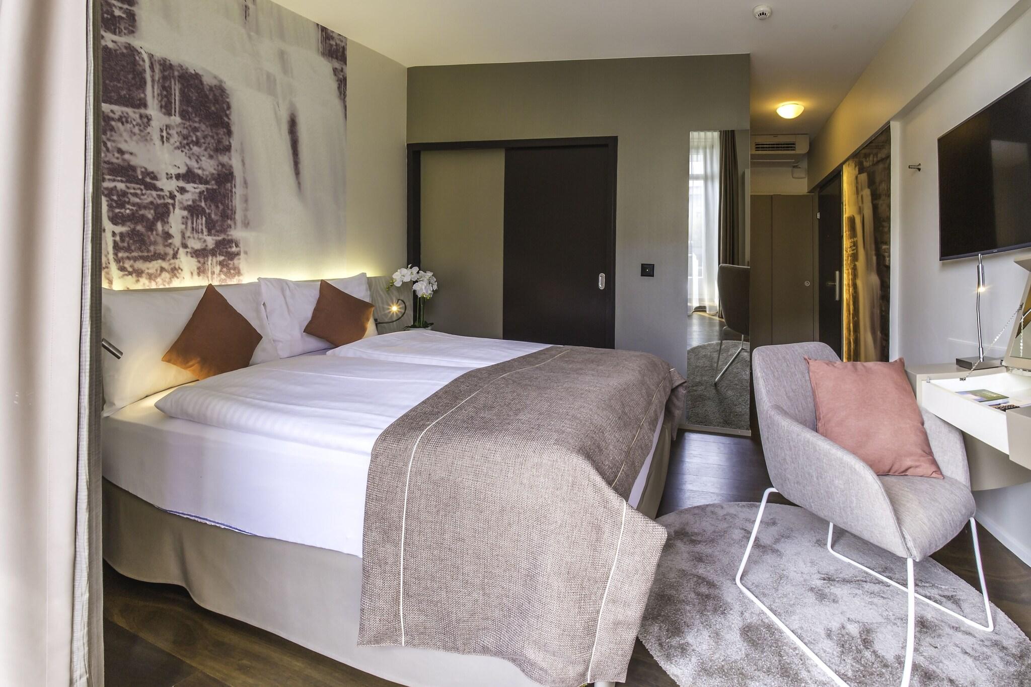 Double Queen Size Bed