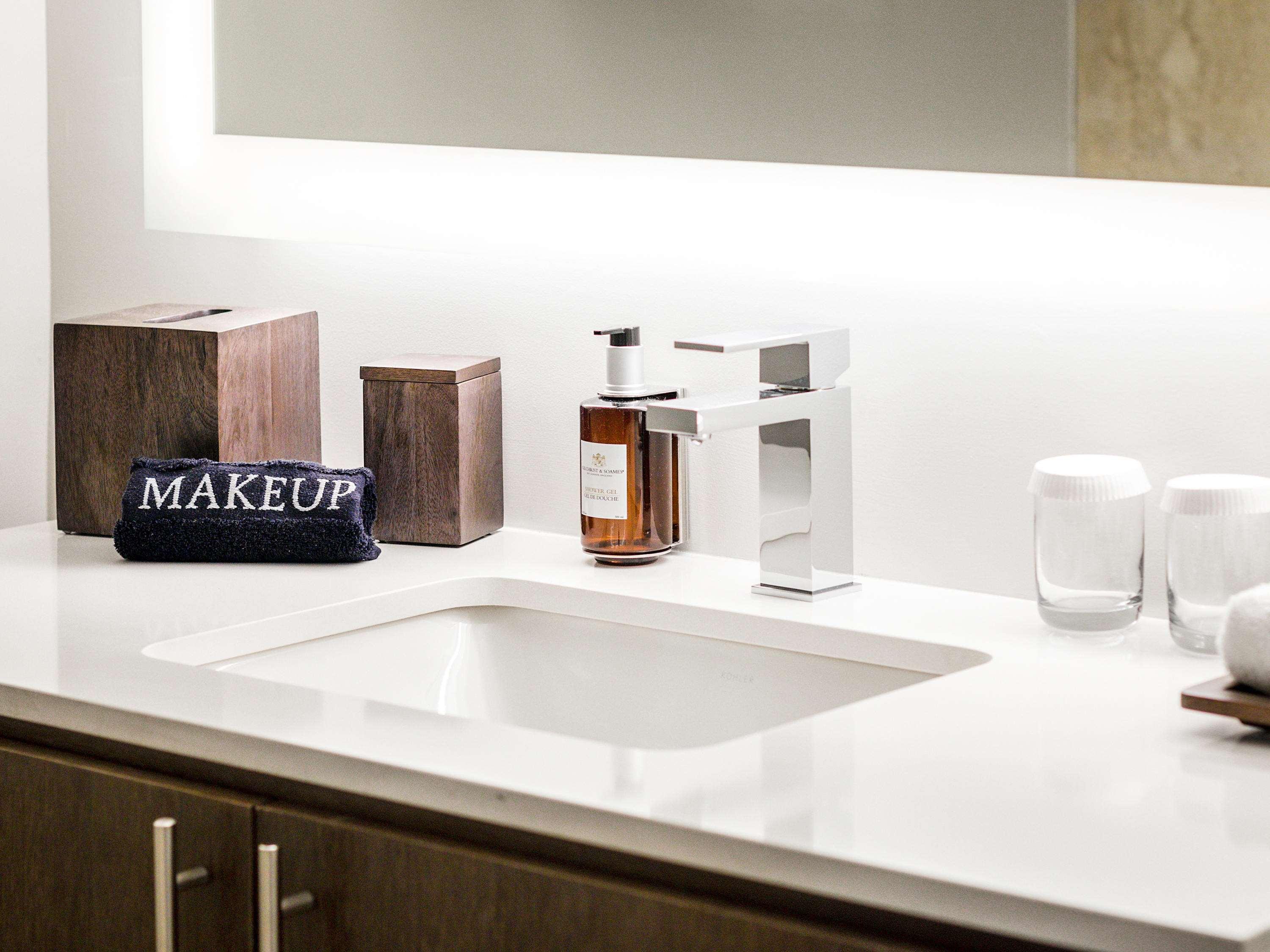 Twin Deluxe Two Queen Beds