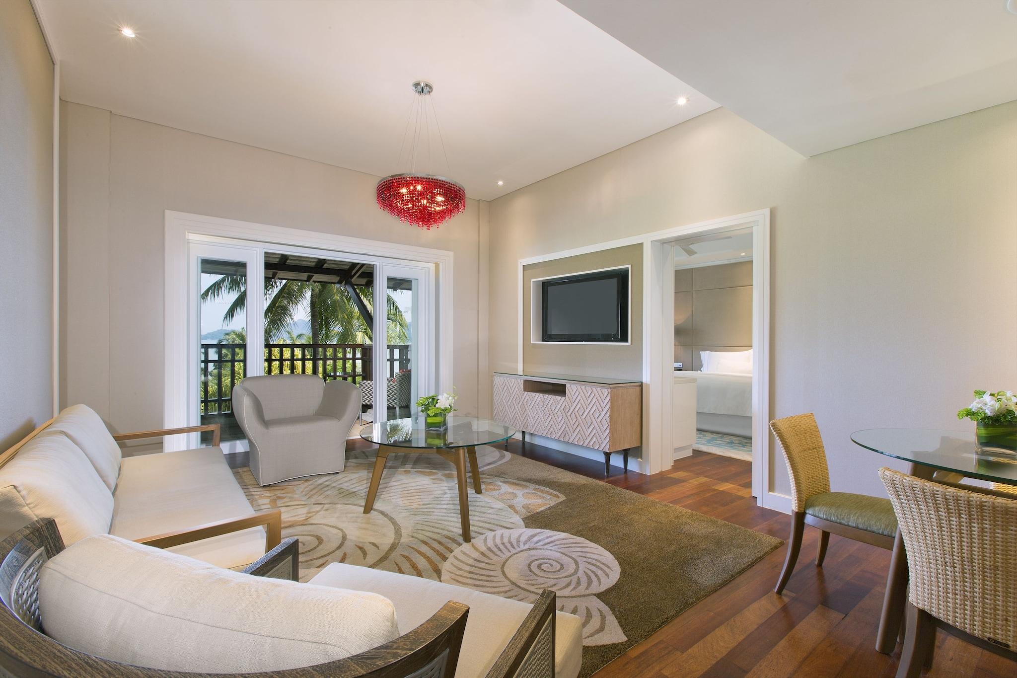 Suite Partial Ocean View King Bed