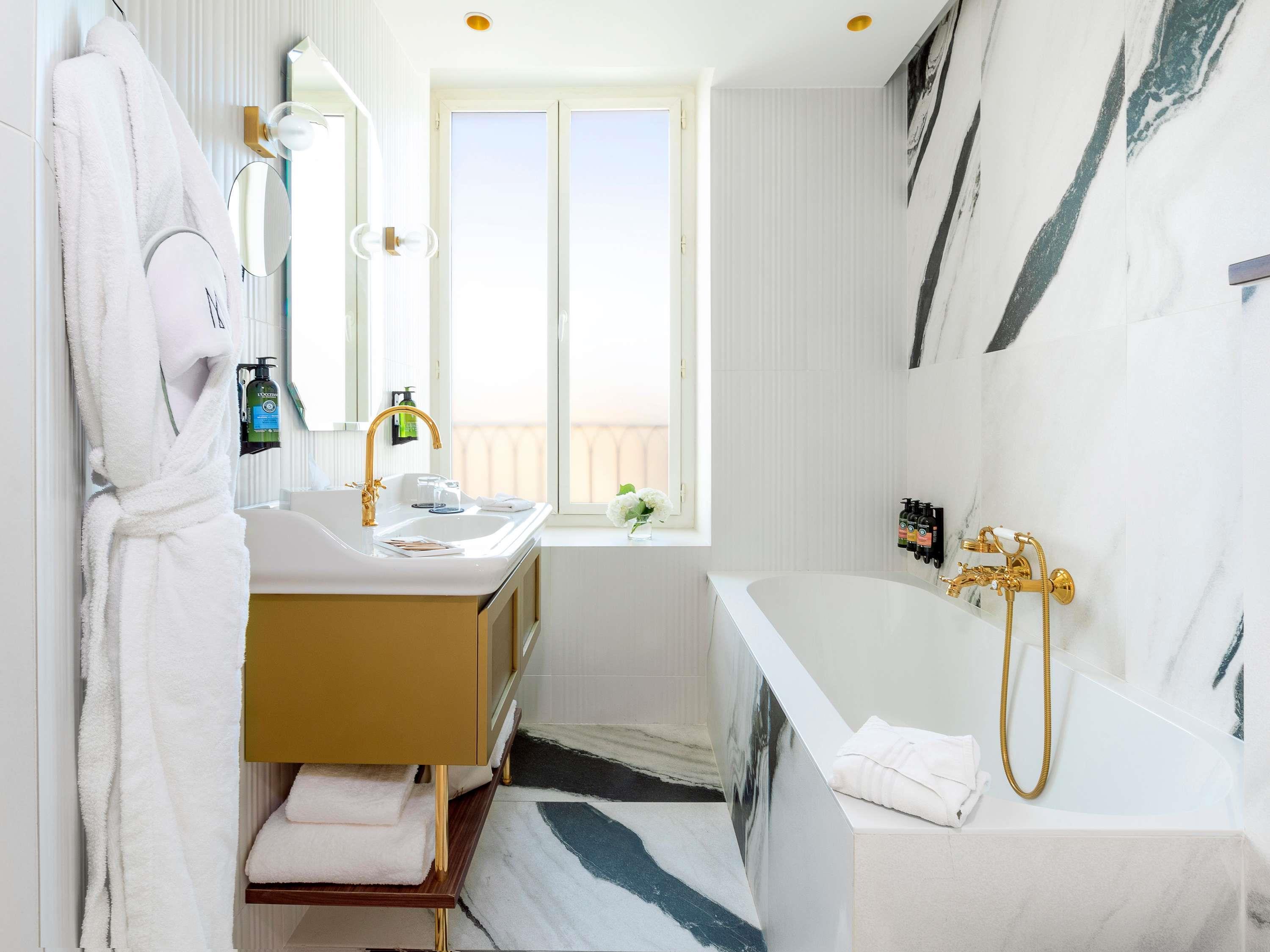 Double Deluxe Queen Bed