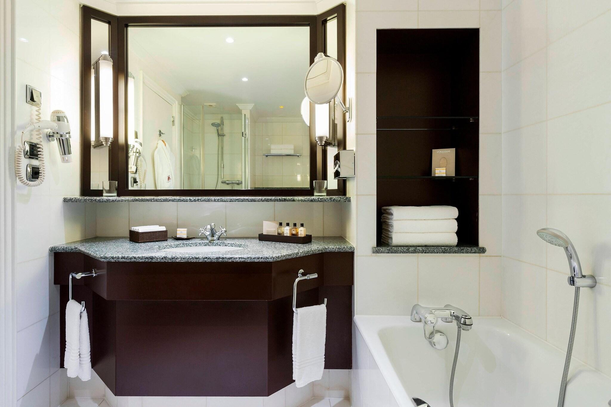 Double Deluxe King Bed