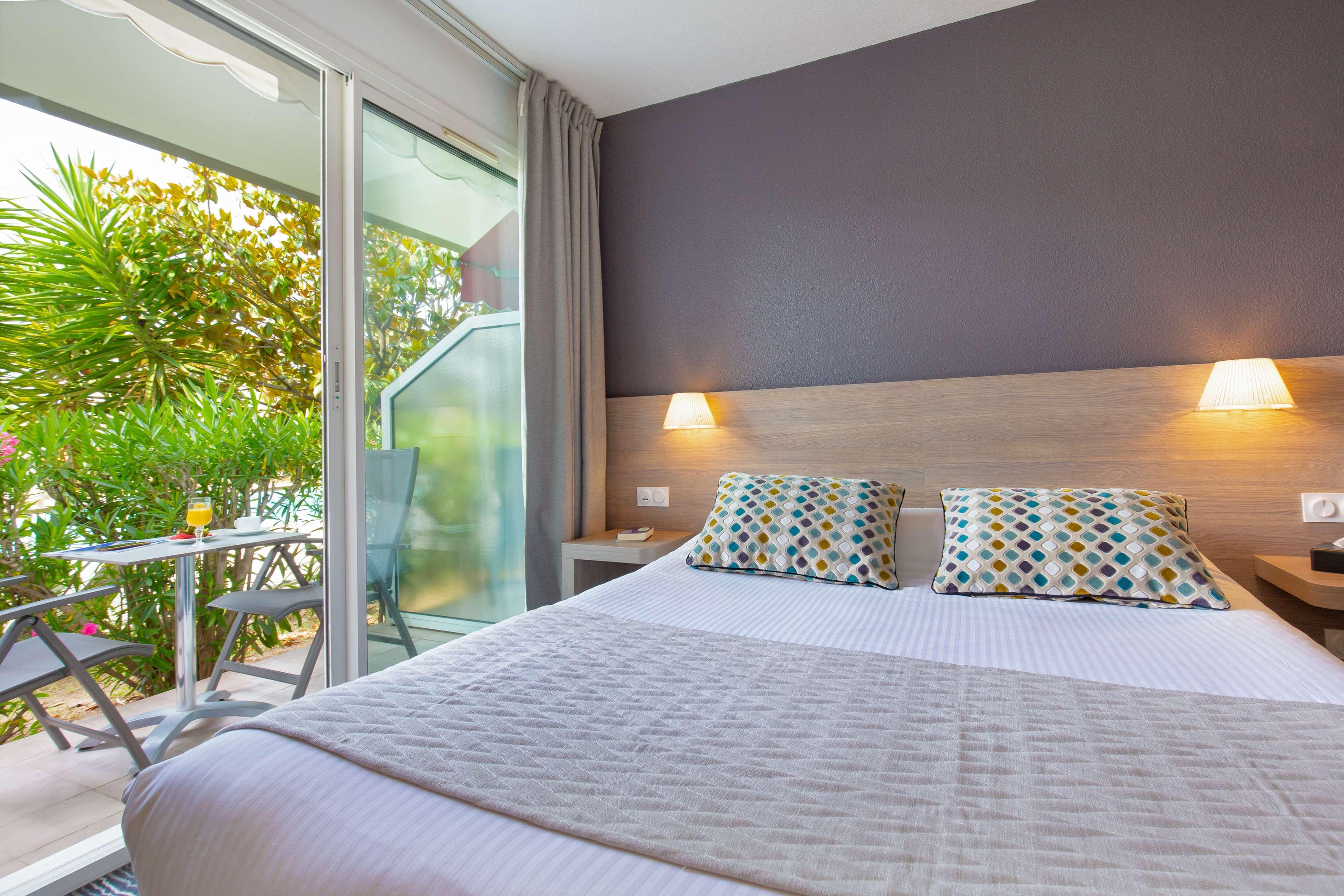 Double Queen Size Bed