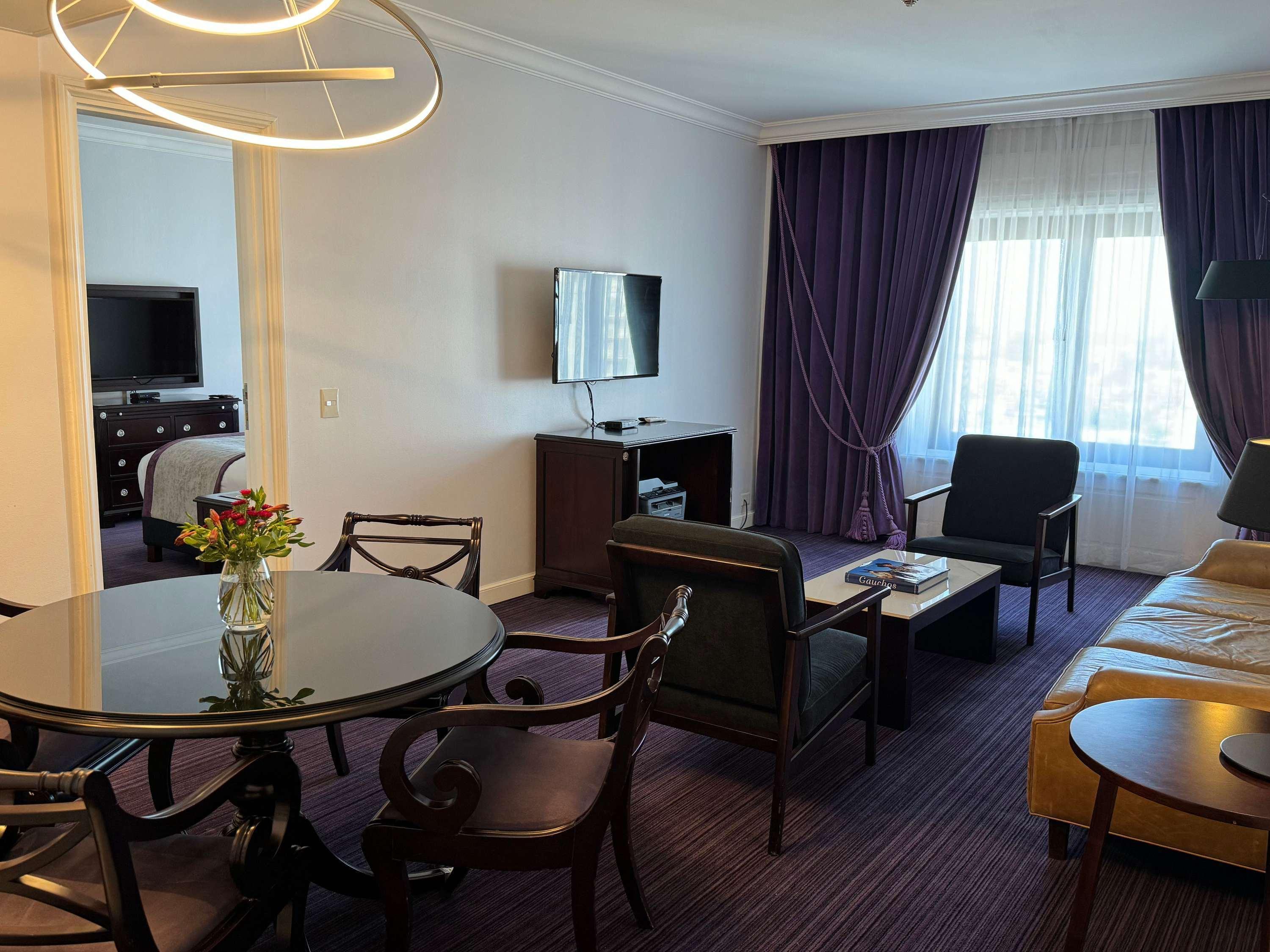 Junior Suite City View Queen Bed