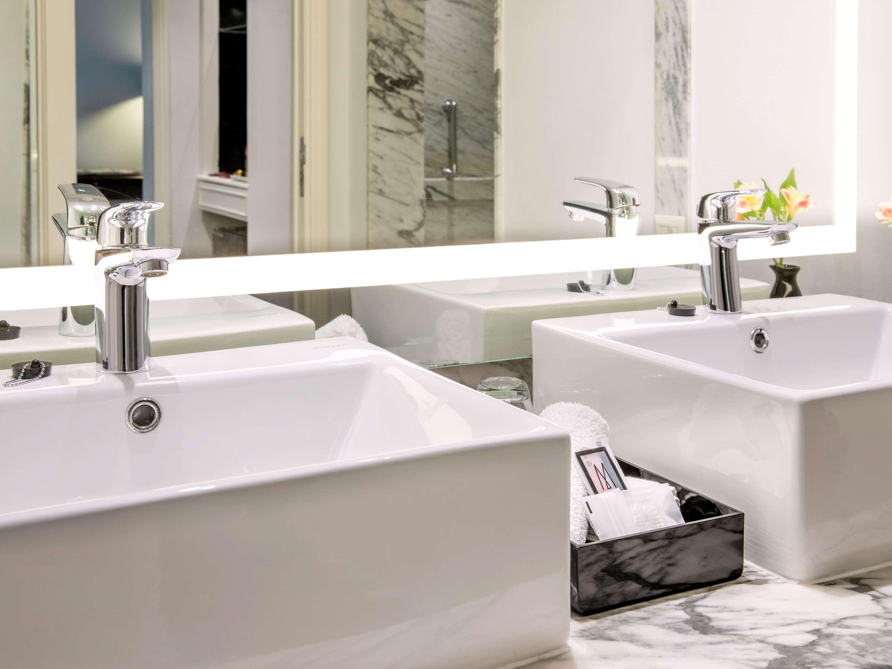 Junior Suite City View Queen Bed