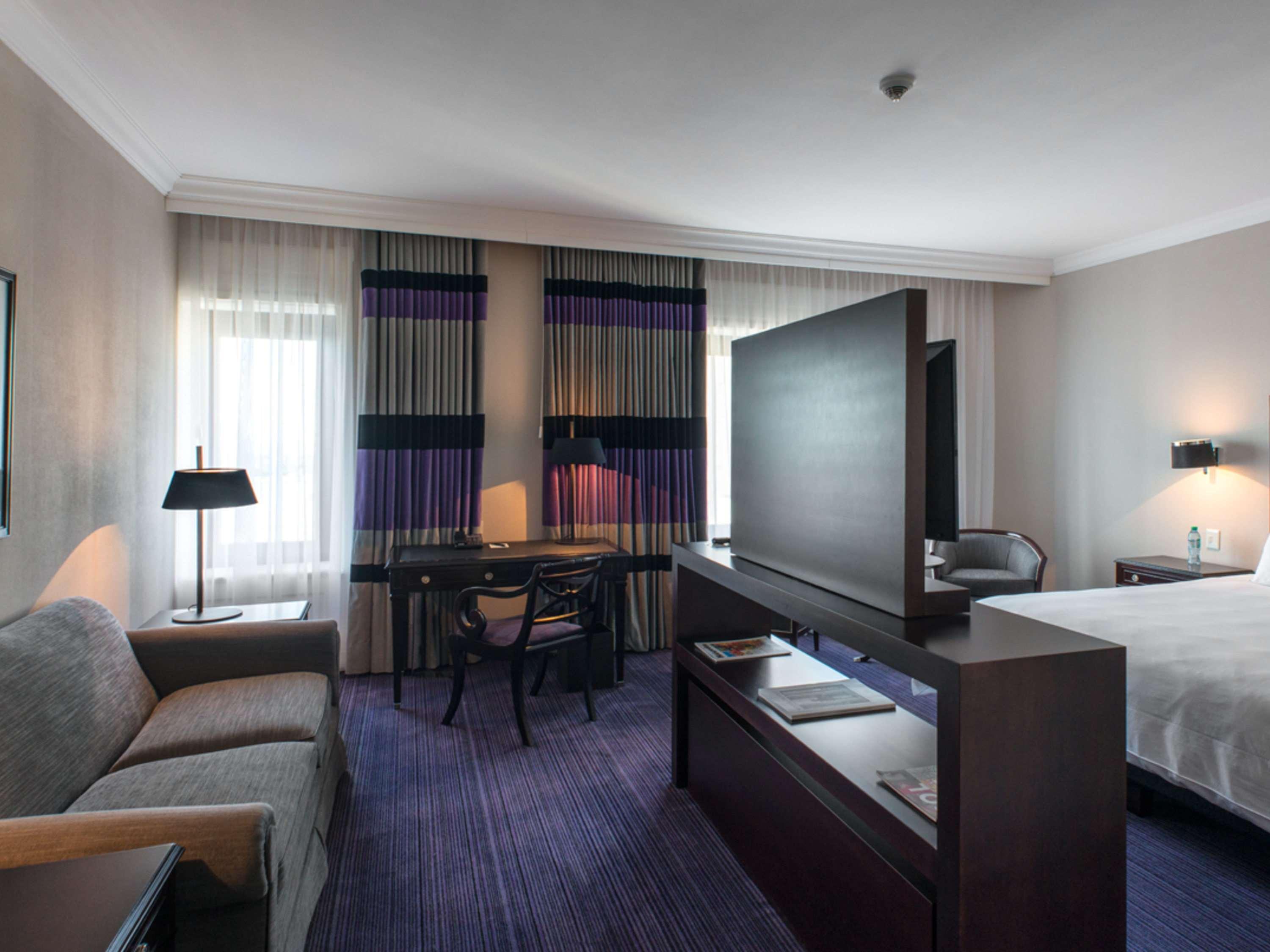 Junior Suite City View Queen Bed