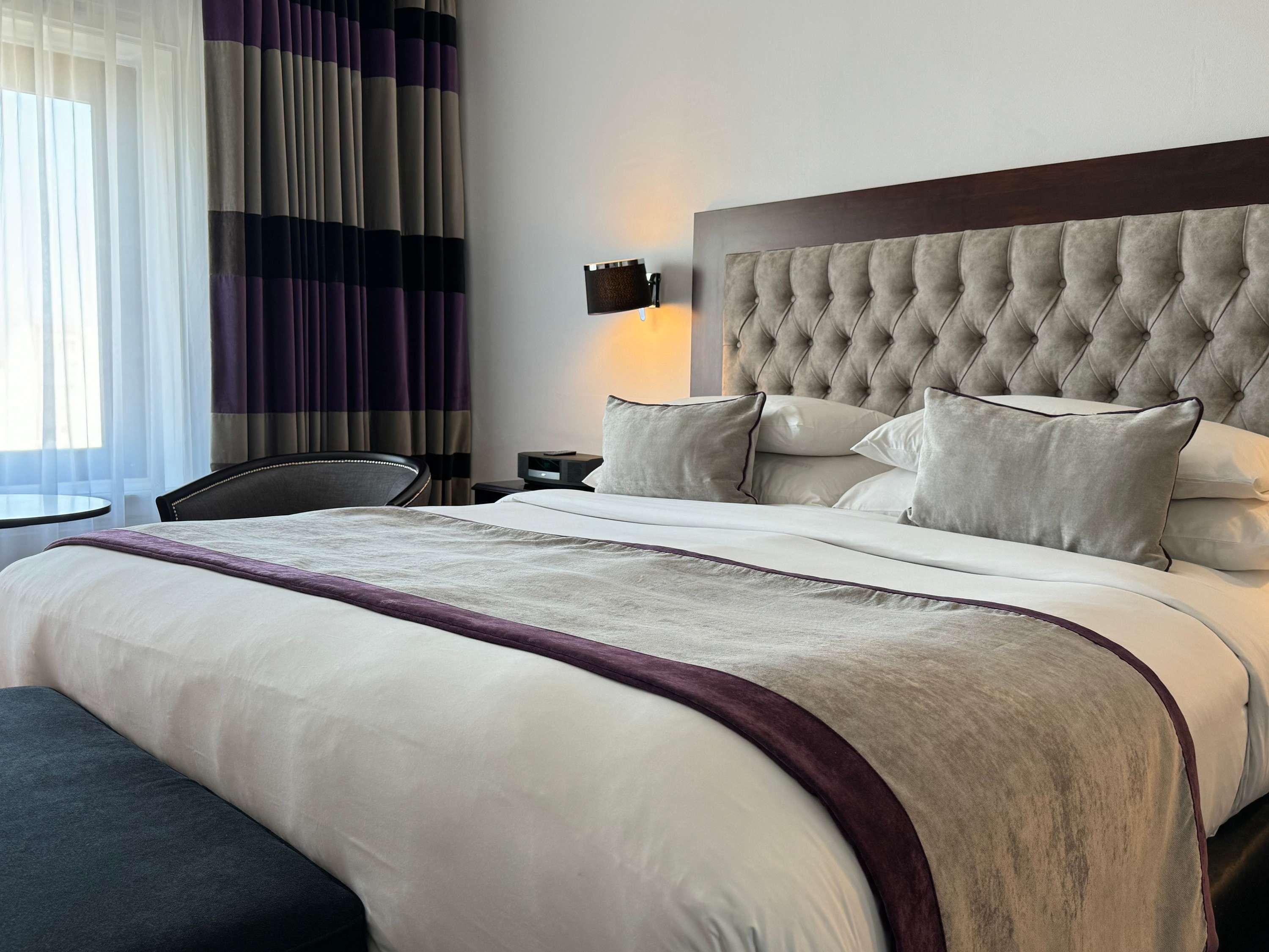 Junior Suite City View Queen Bed