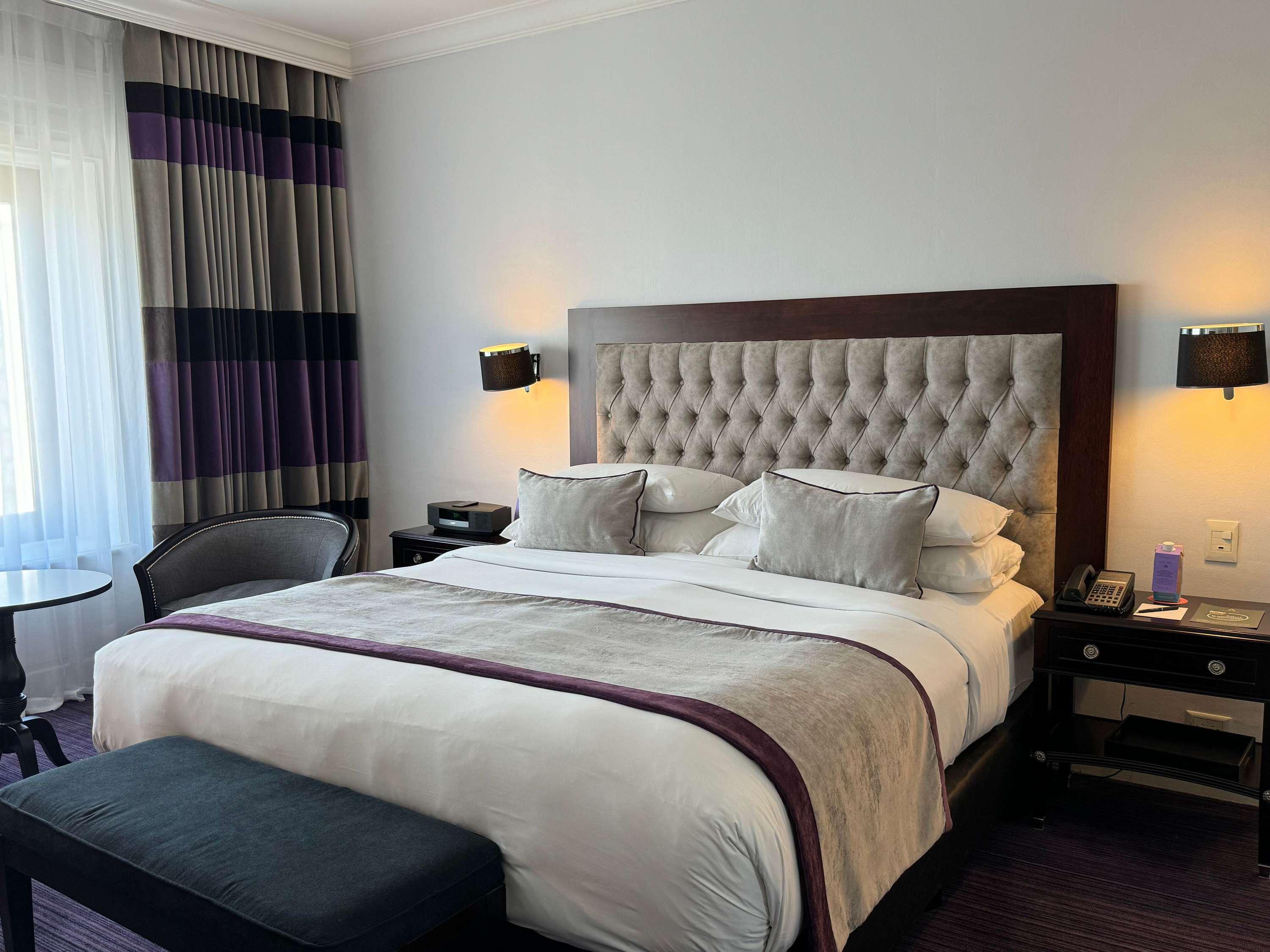 Junior Suite City View Queen Bed