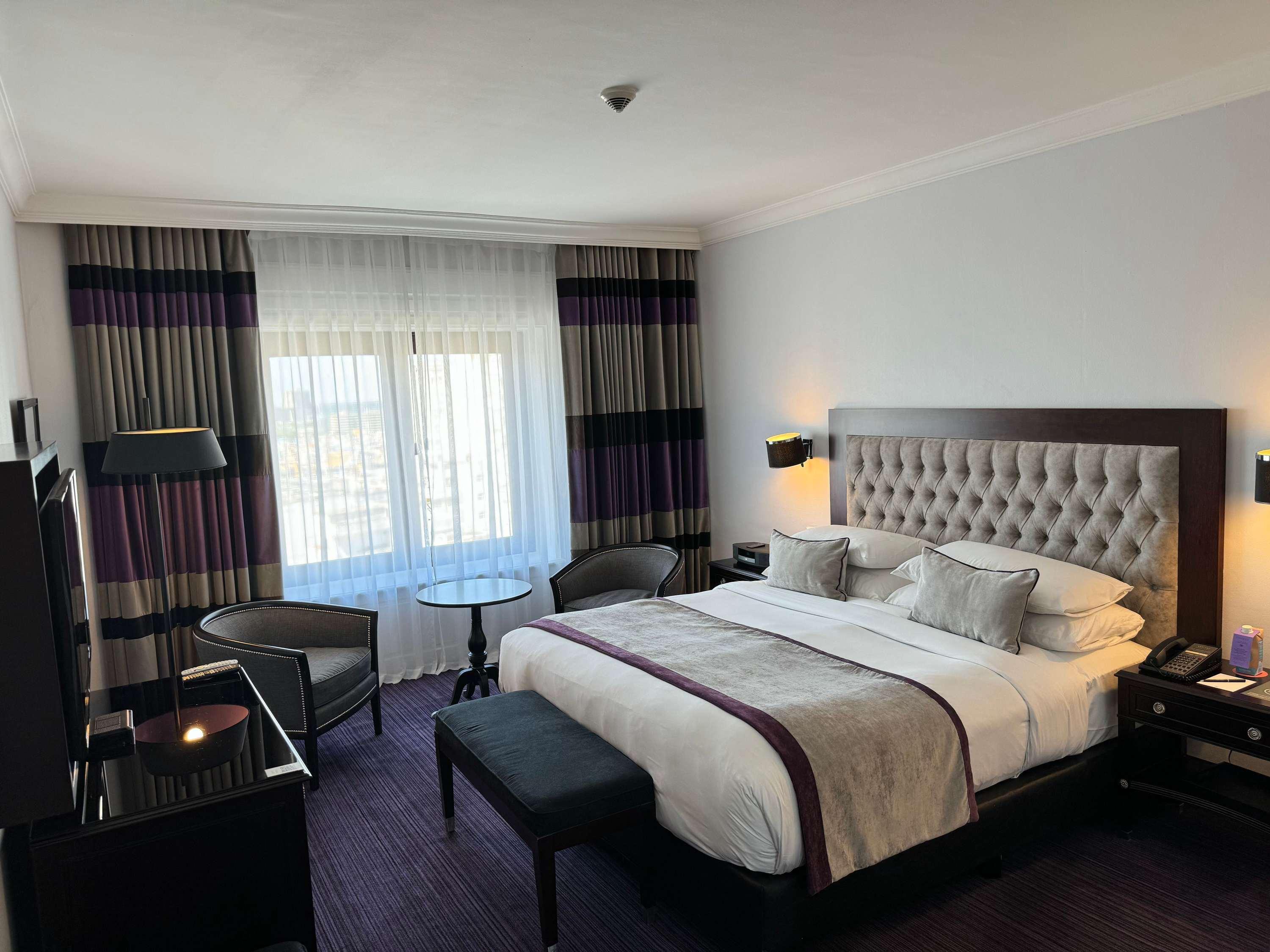 Junior Suite City View Queen Bed