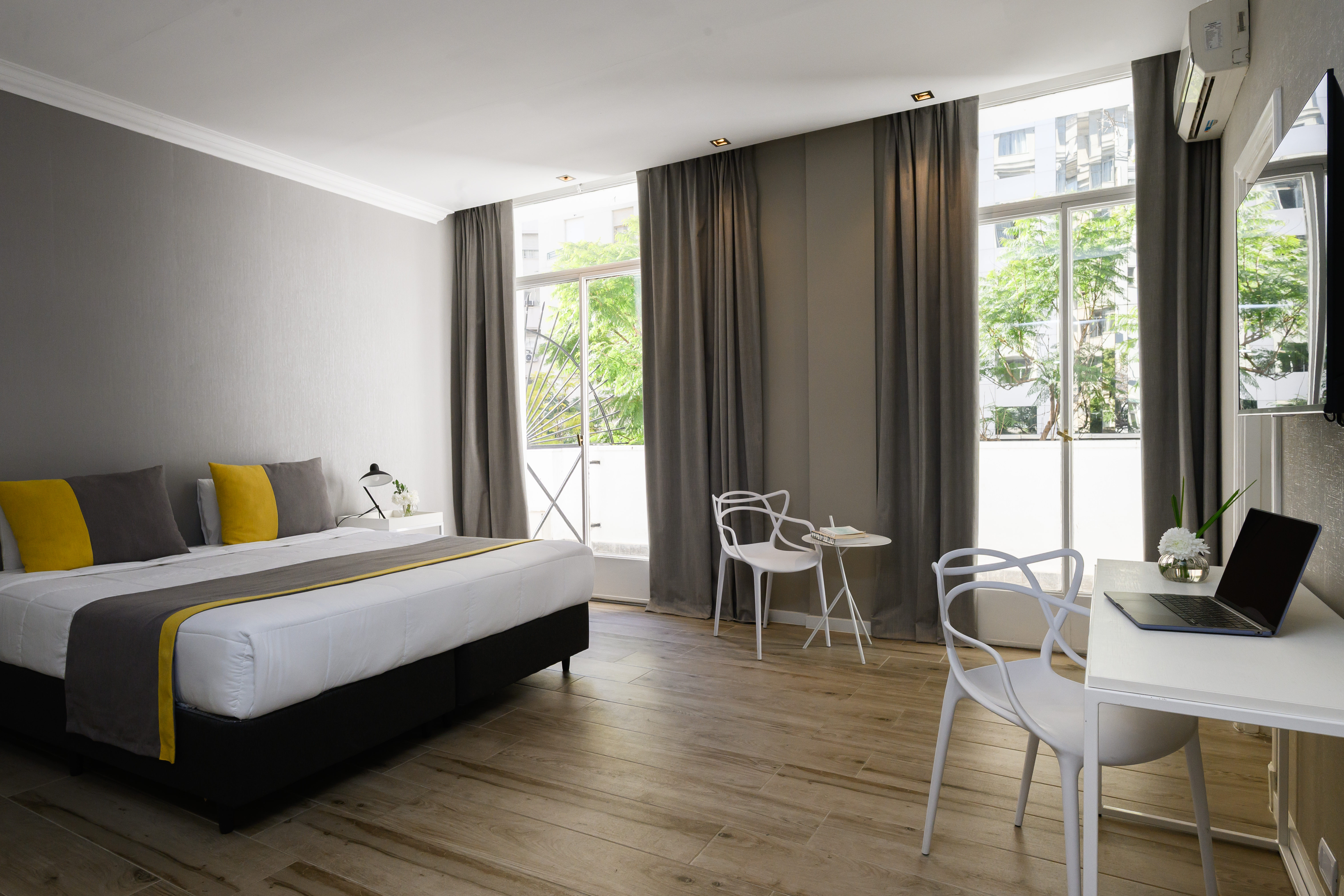 Double Deluxe One Bed