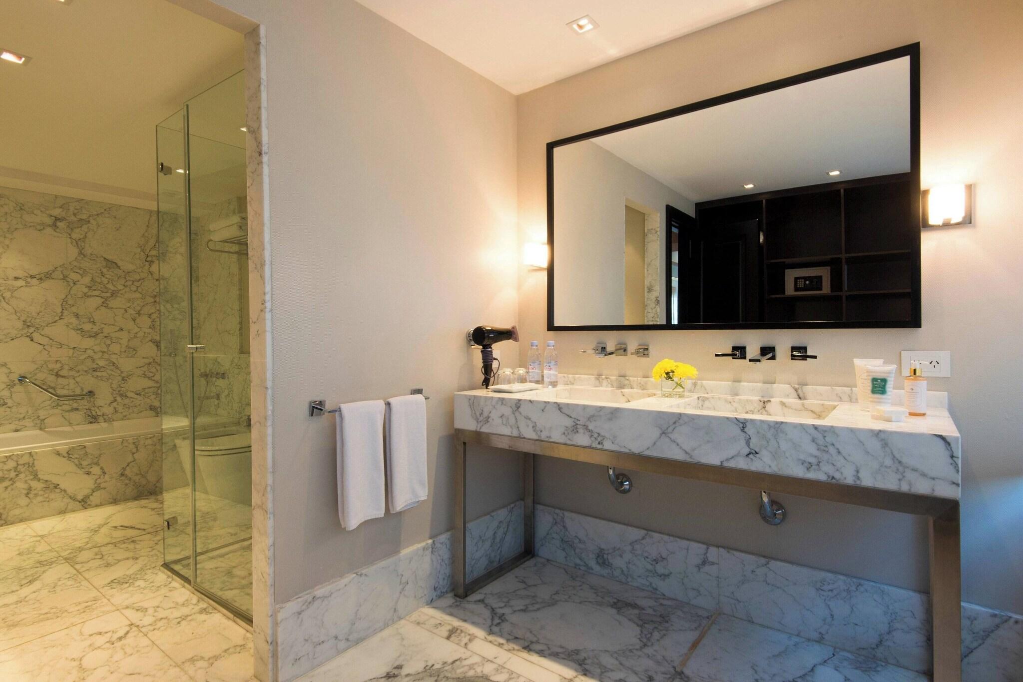 Studio City View King Bed