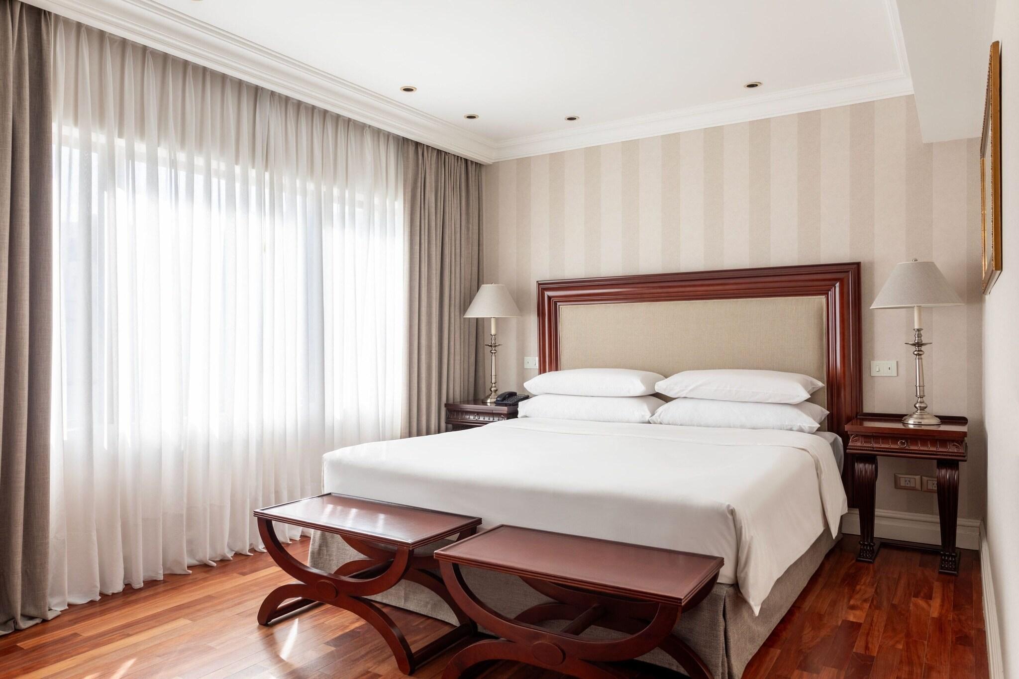 Double Classic Queen Bed