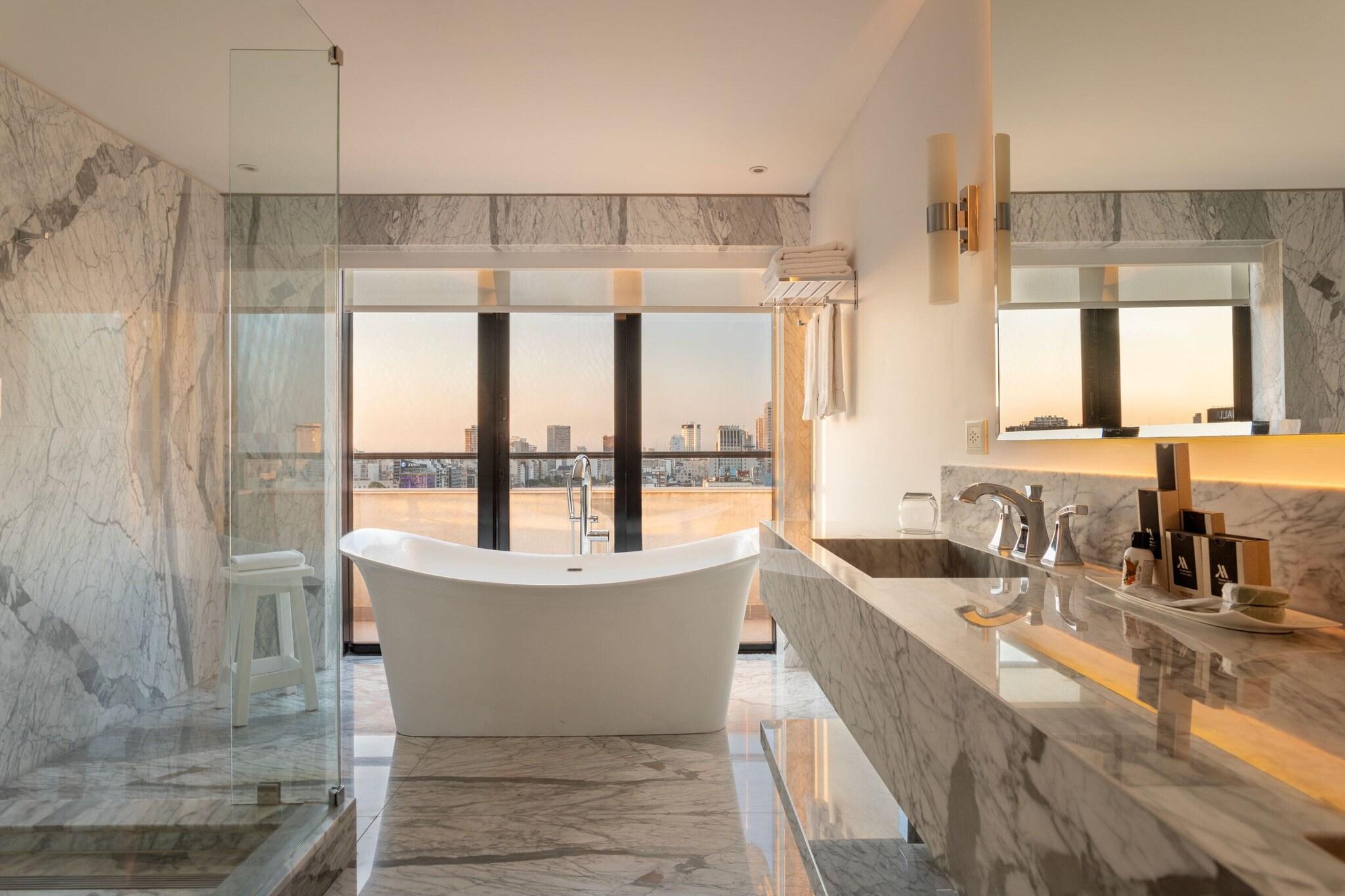 Suite Deluxe King Bed