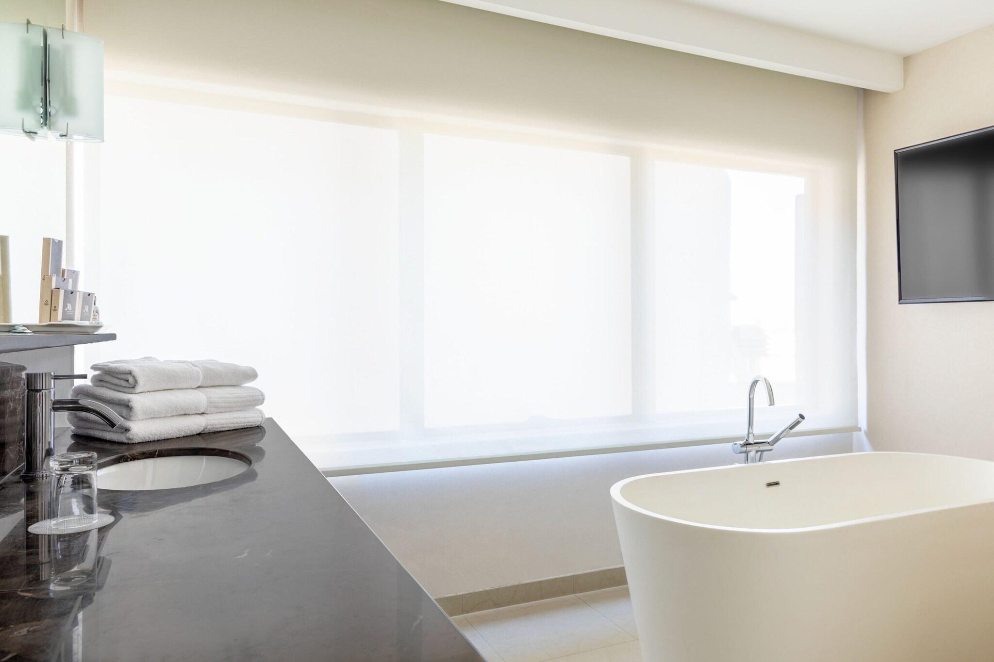 Studio City View King Bed