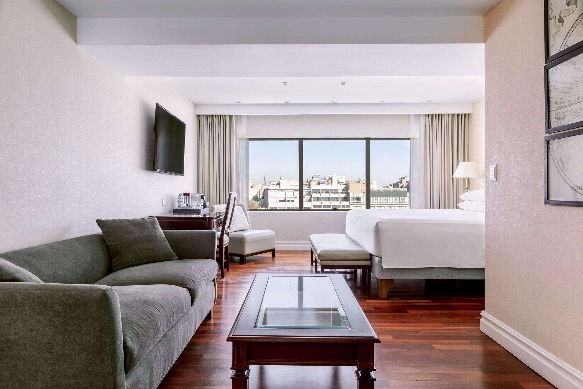 Studio City View King Bed