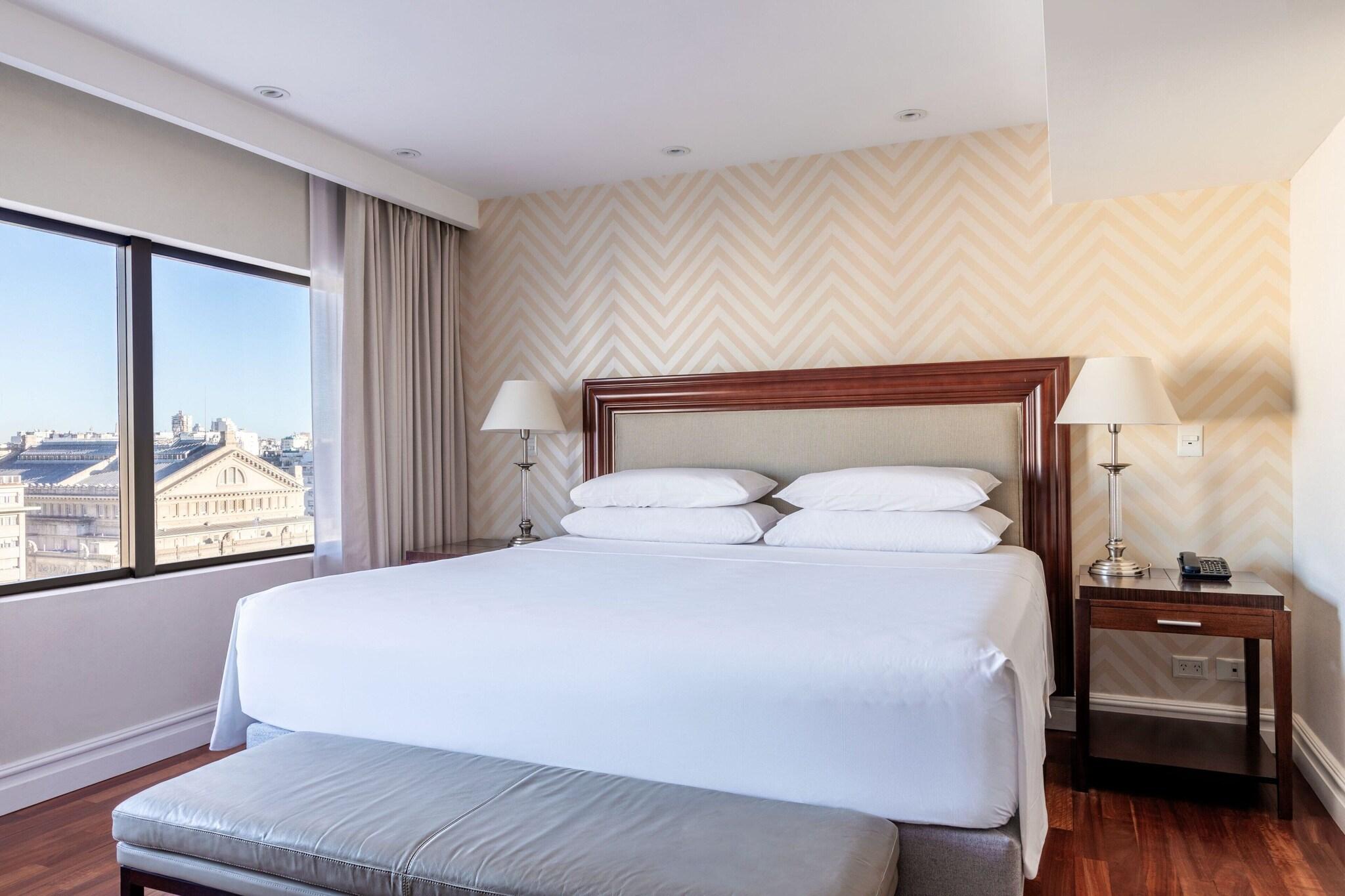 Studio City View King Bed