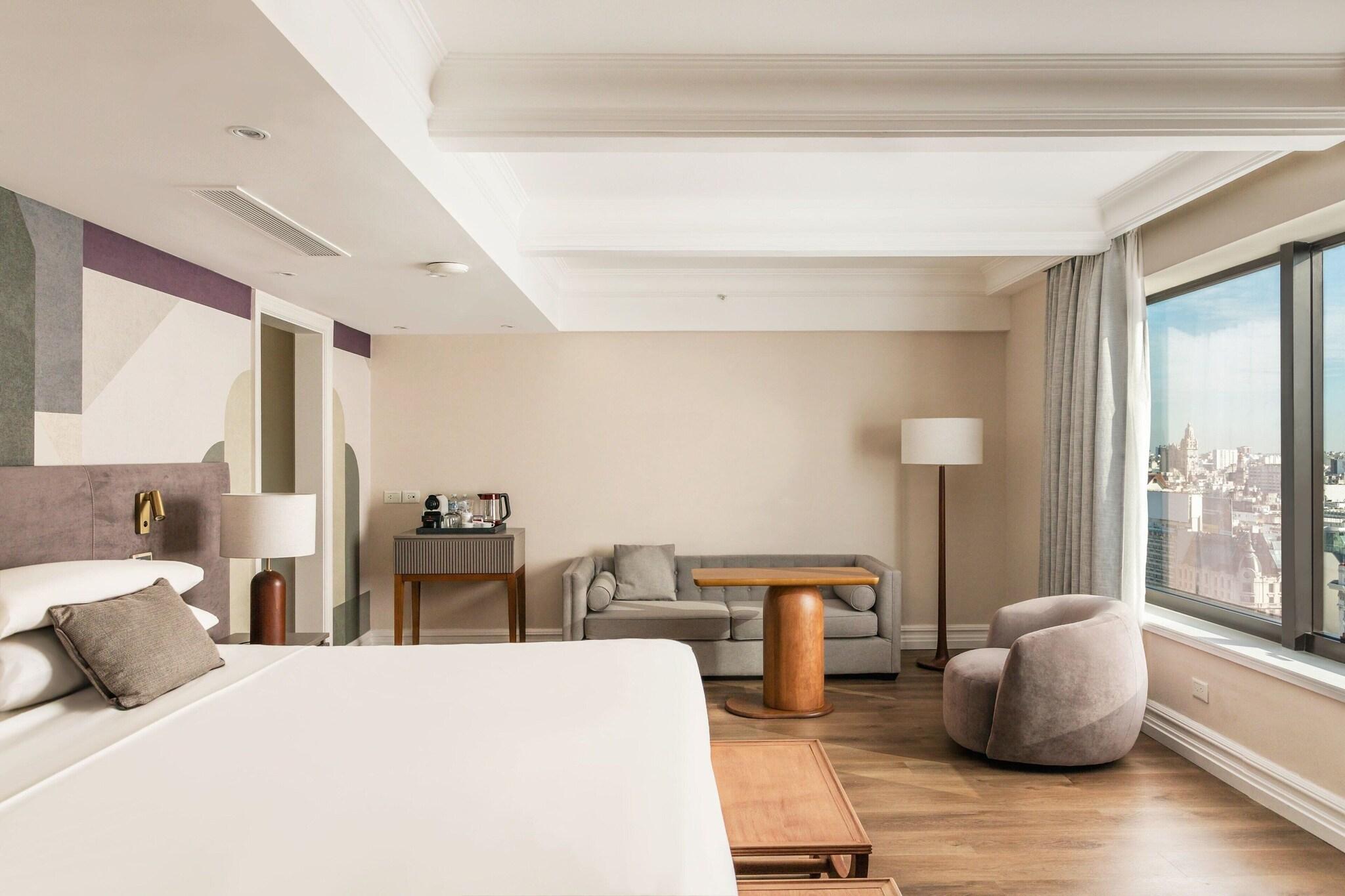 Studio City View King Bed