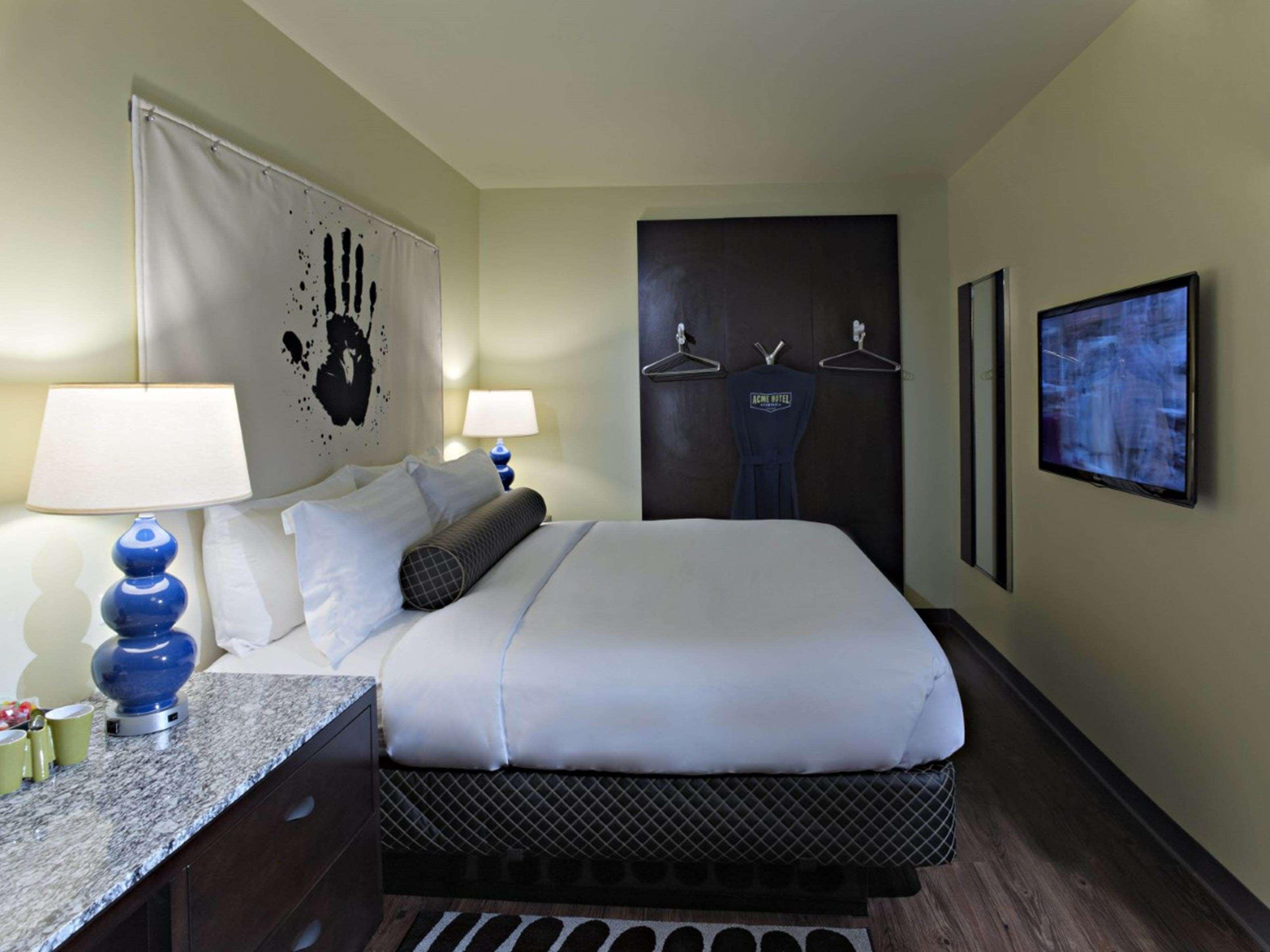 Room King Size Bed