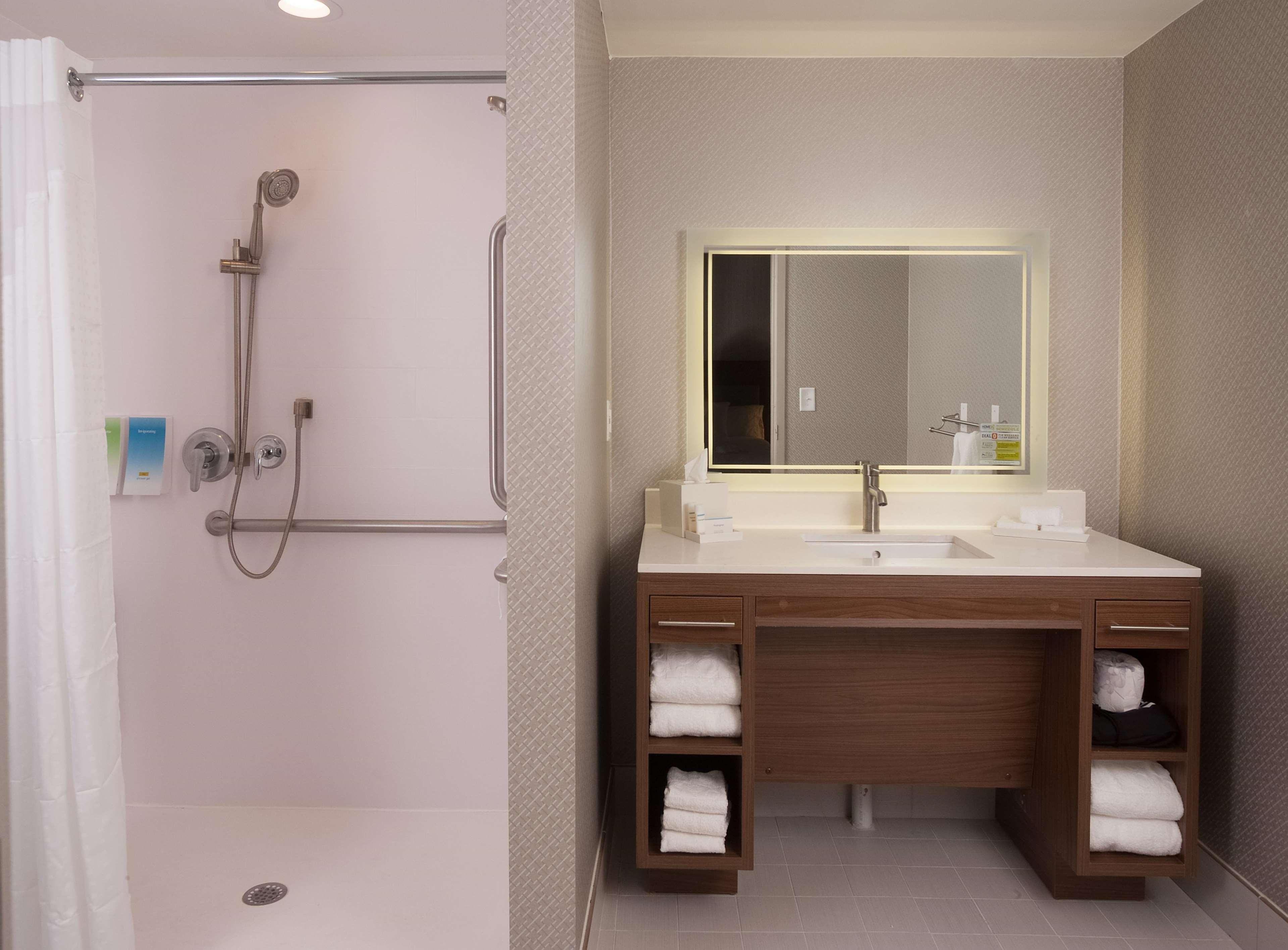 Studio Accessible King Size Bed