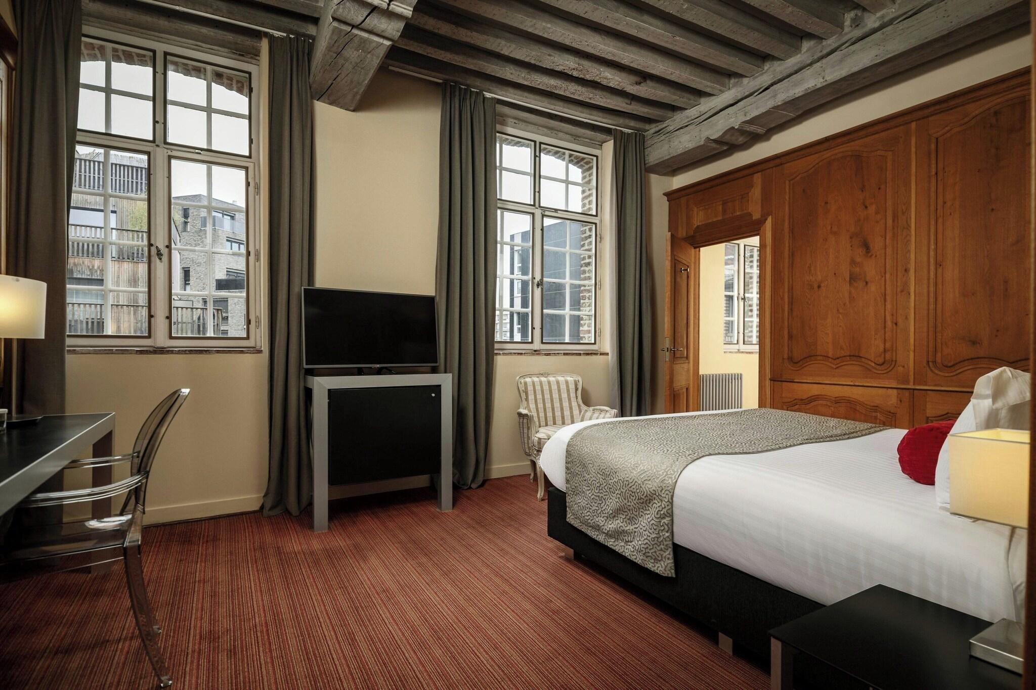 Double Queen Size Bed