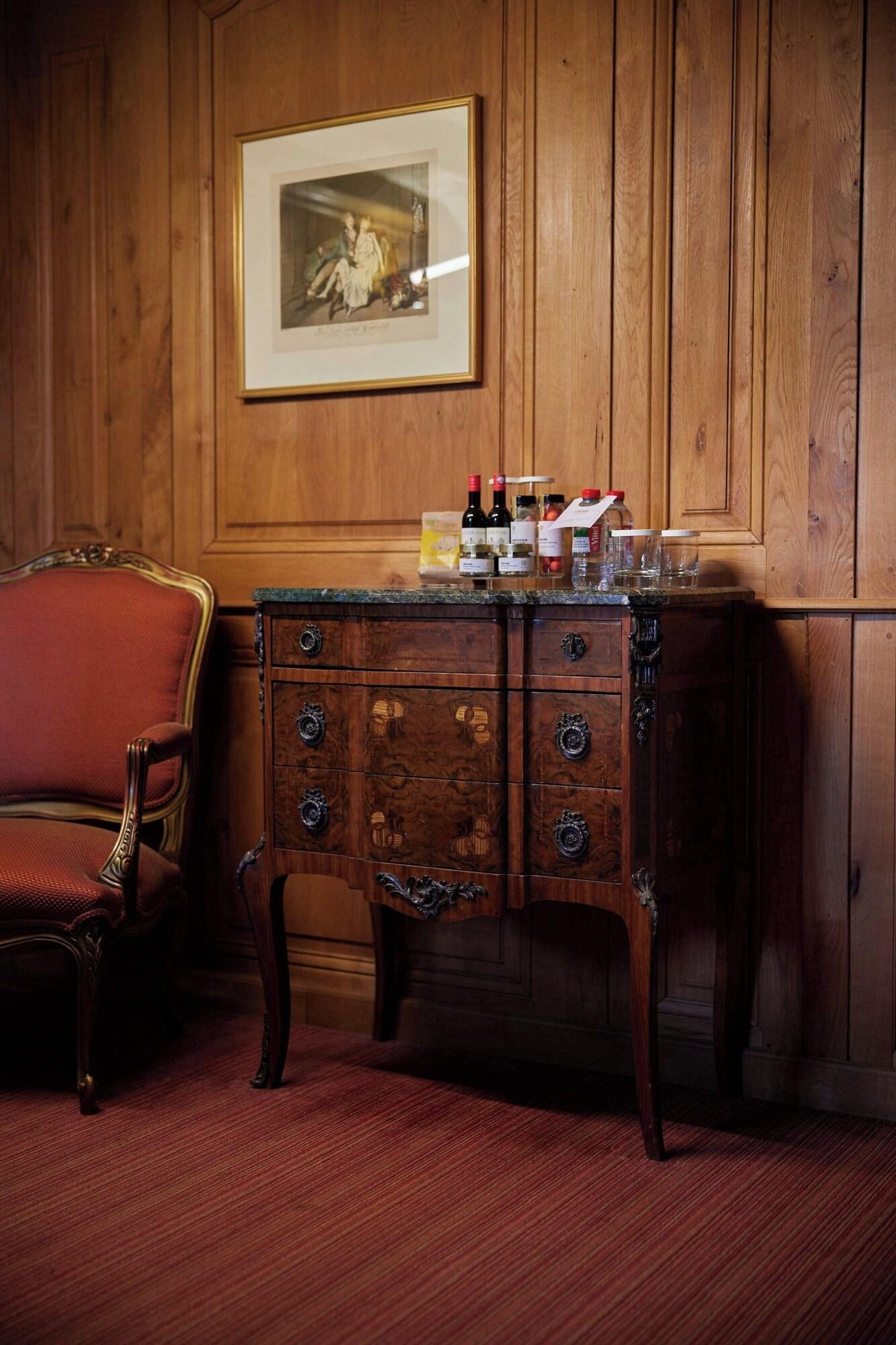 Double King Bed One Bedroom 