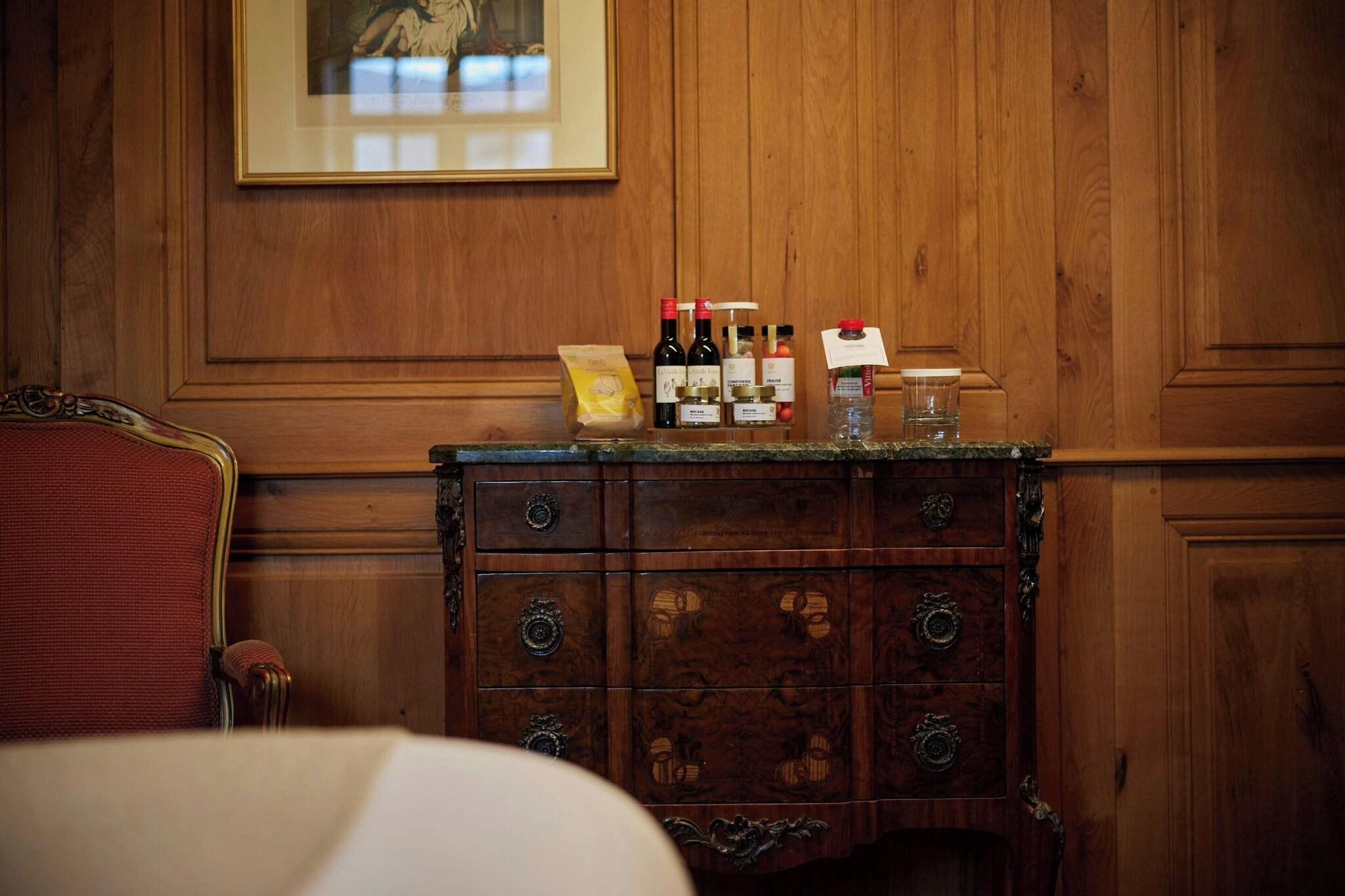 Double King Bed One Bedroom 