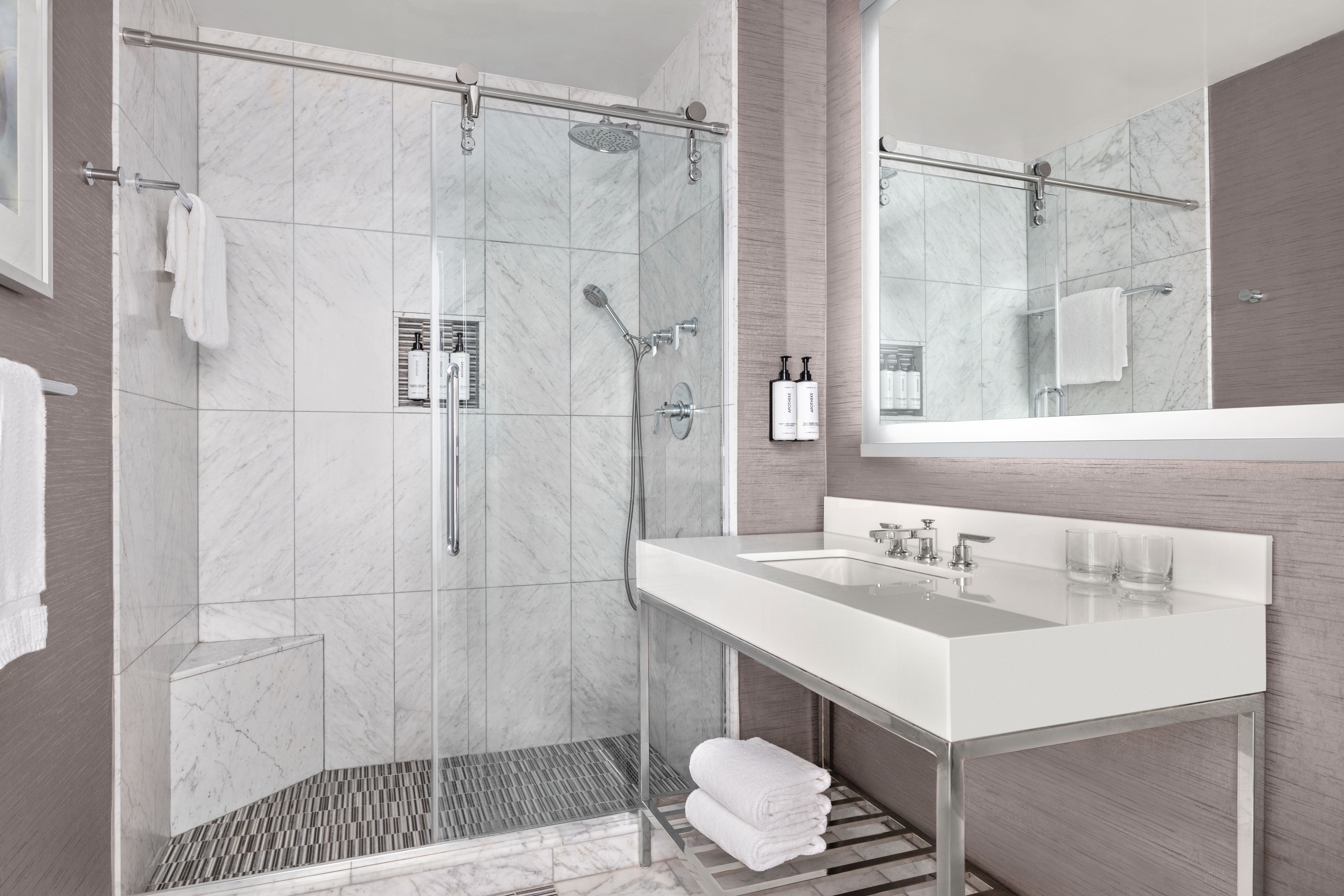 Suite Accessible King Size Bed