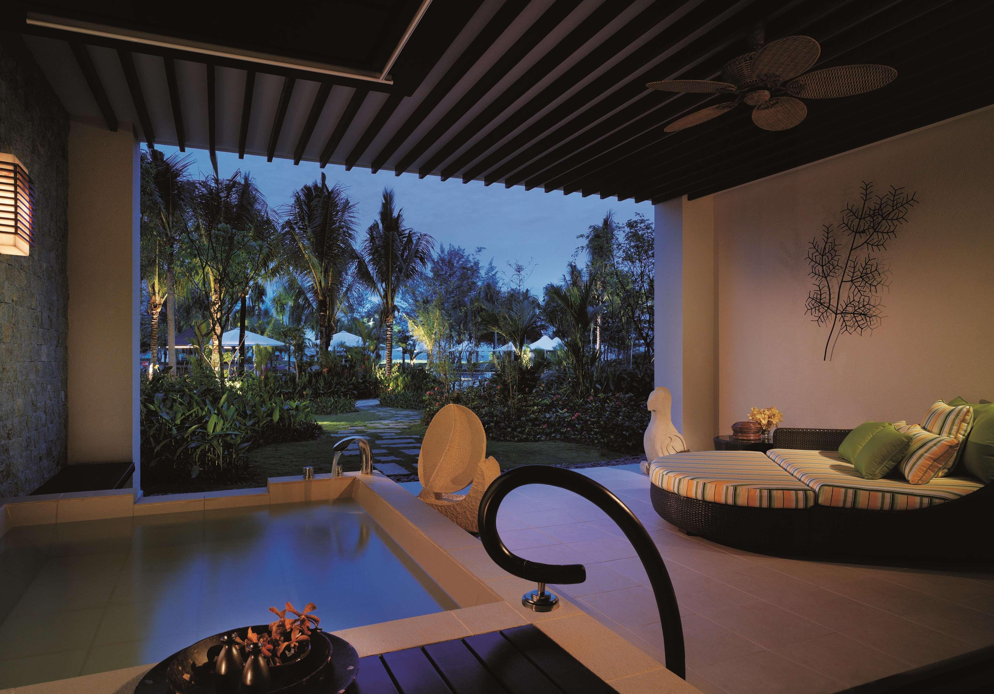 Junior Suite Garden View King Bed