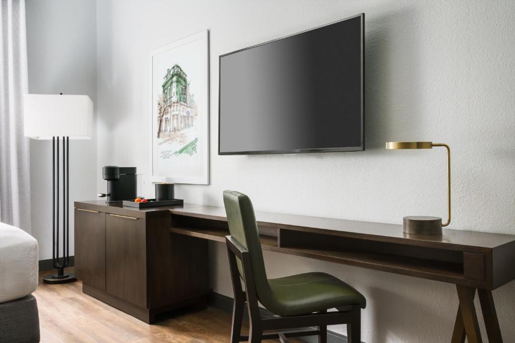 Studio Two Queen Beds