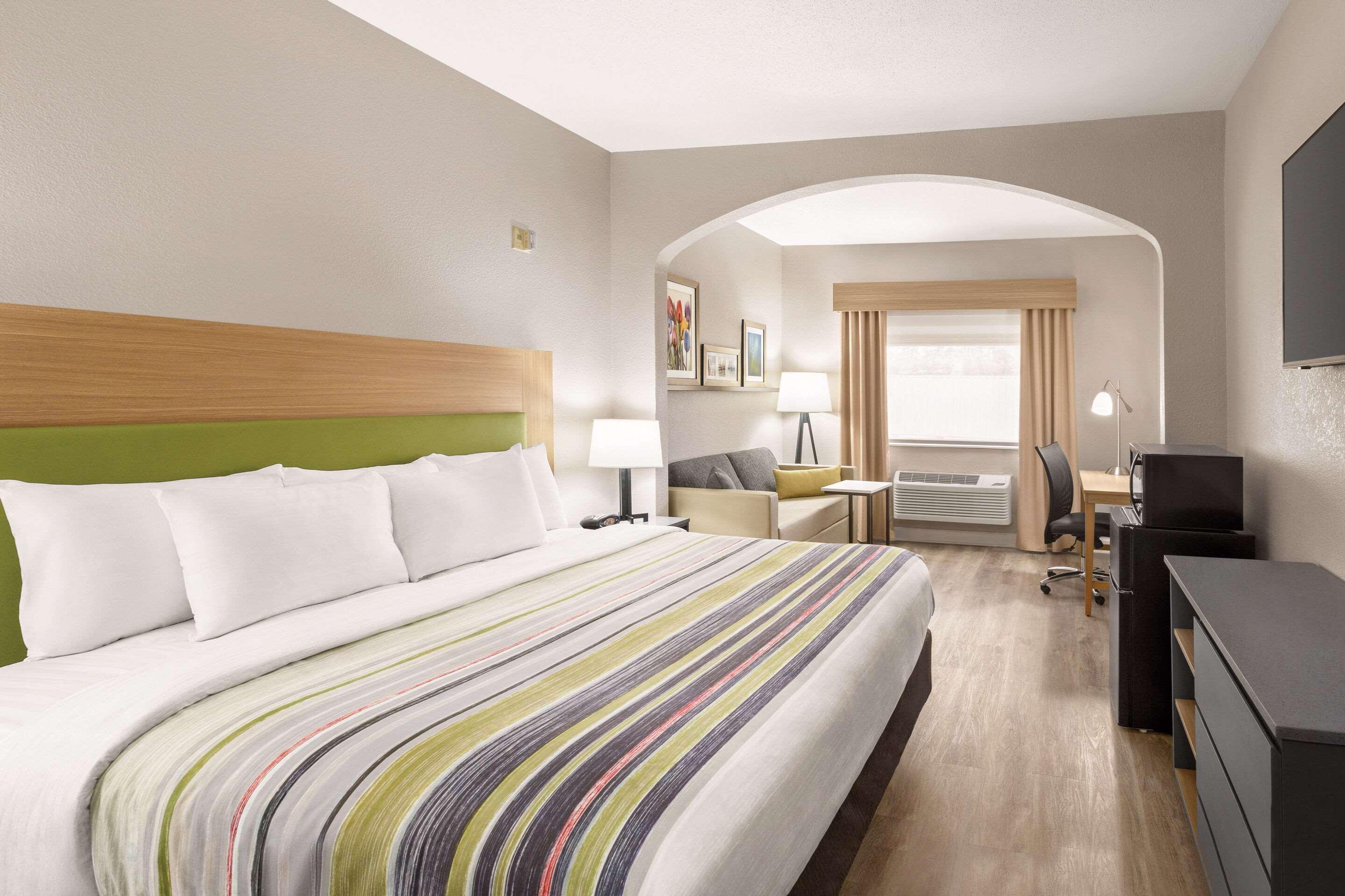 Suite Accessible King Size Bed