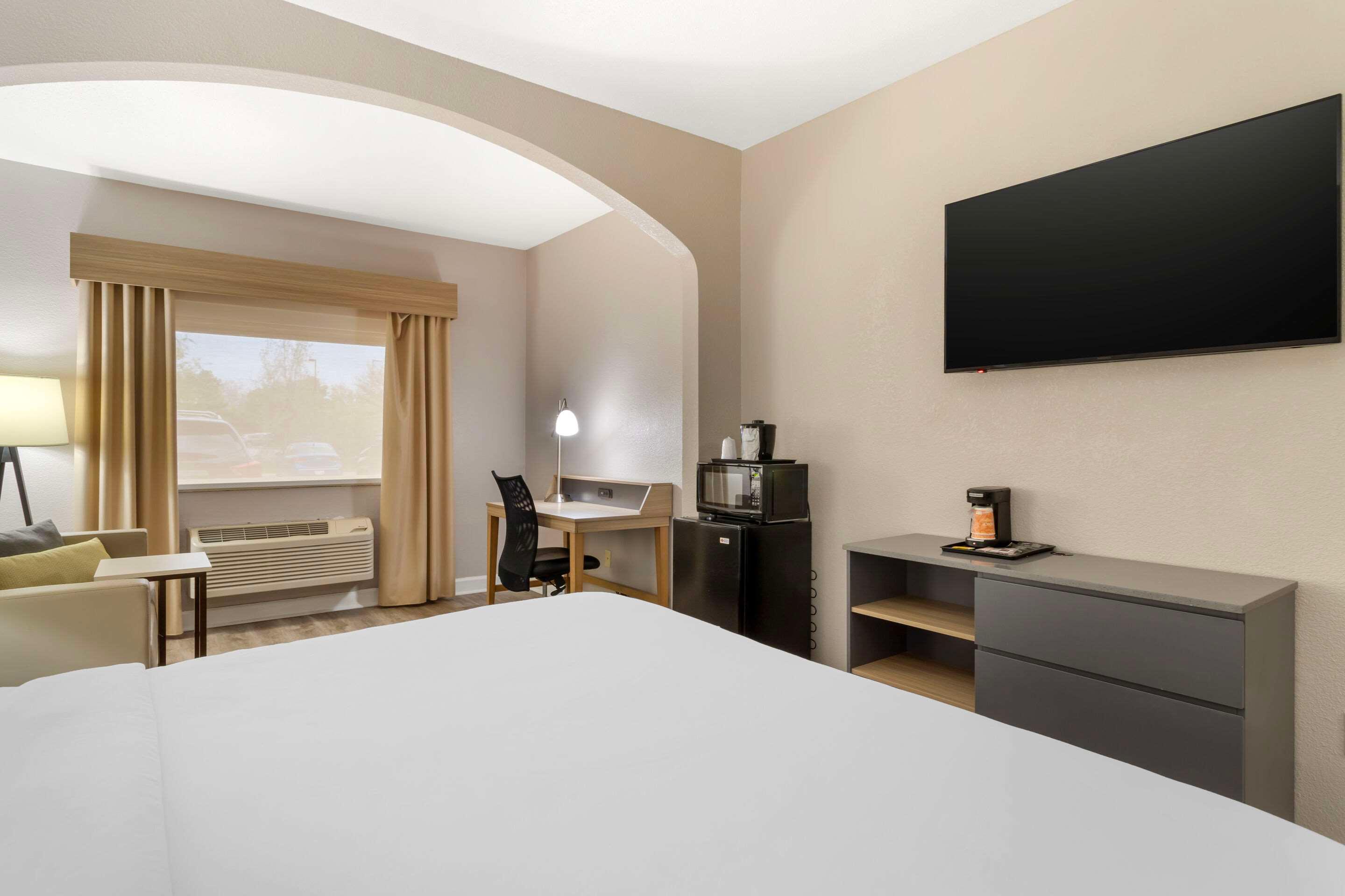 Suite Accessible King Size Bed