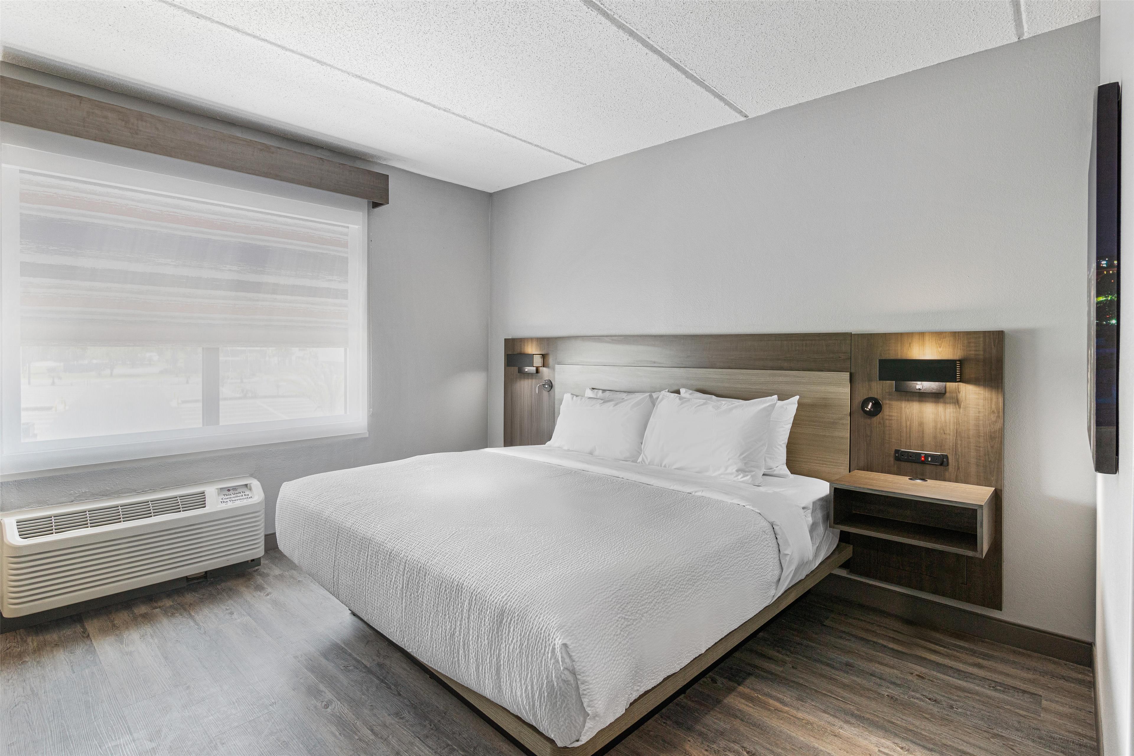 Suite Accessible King Size Bed