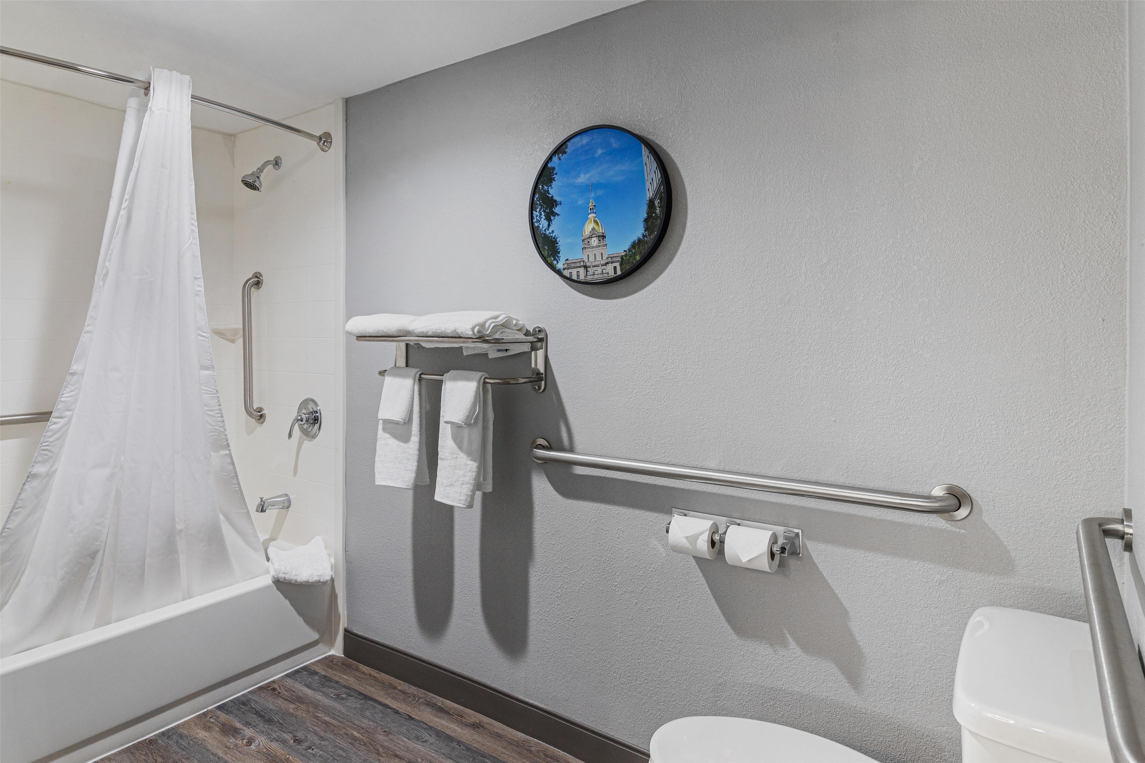 Suite Accessible King Size Bed