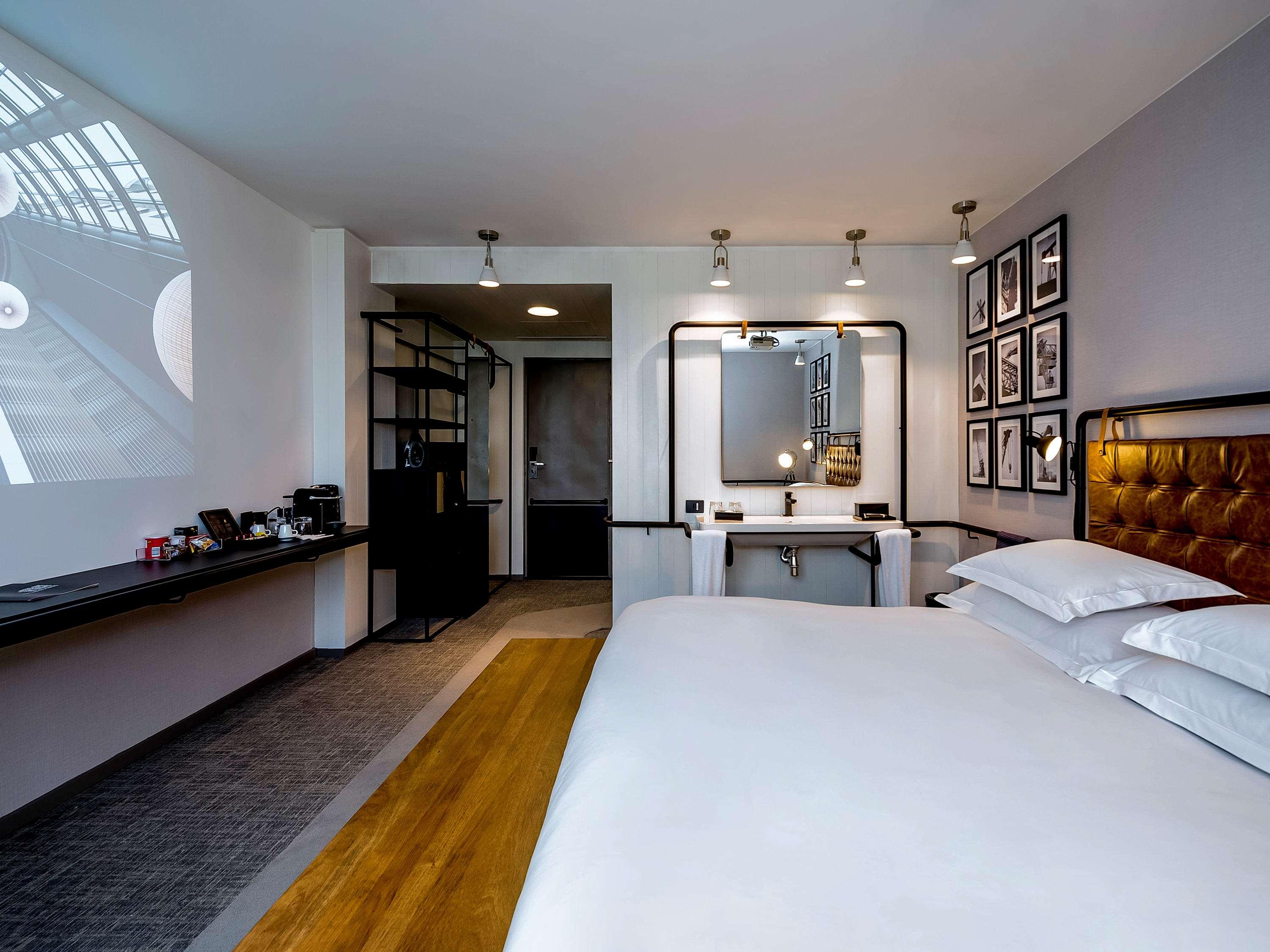 Double Executive Queen Bed