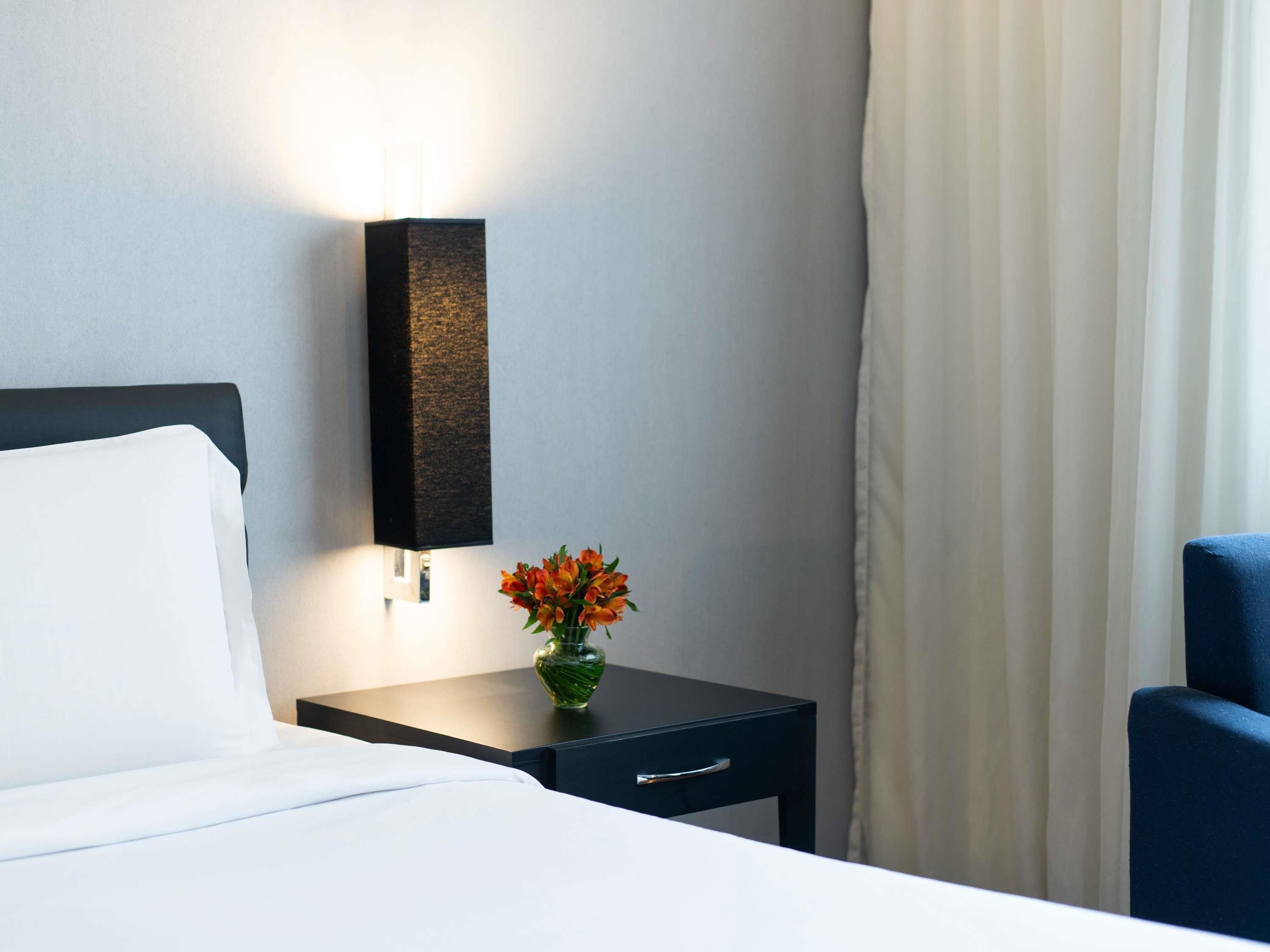 Twin Executive Queen Bed