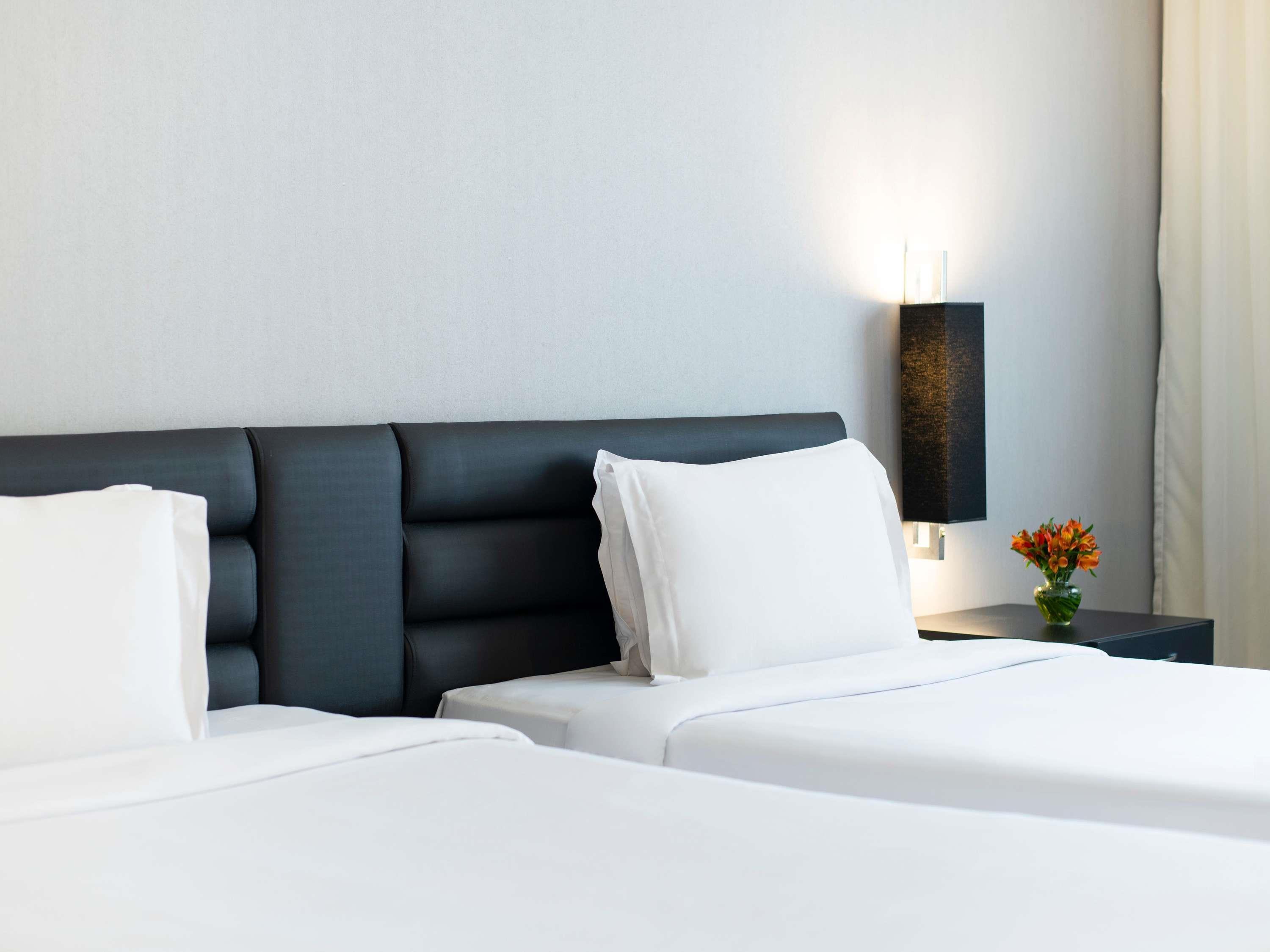 Twin Executive Queen Bed