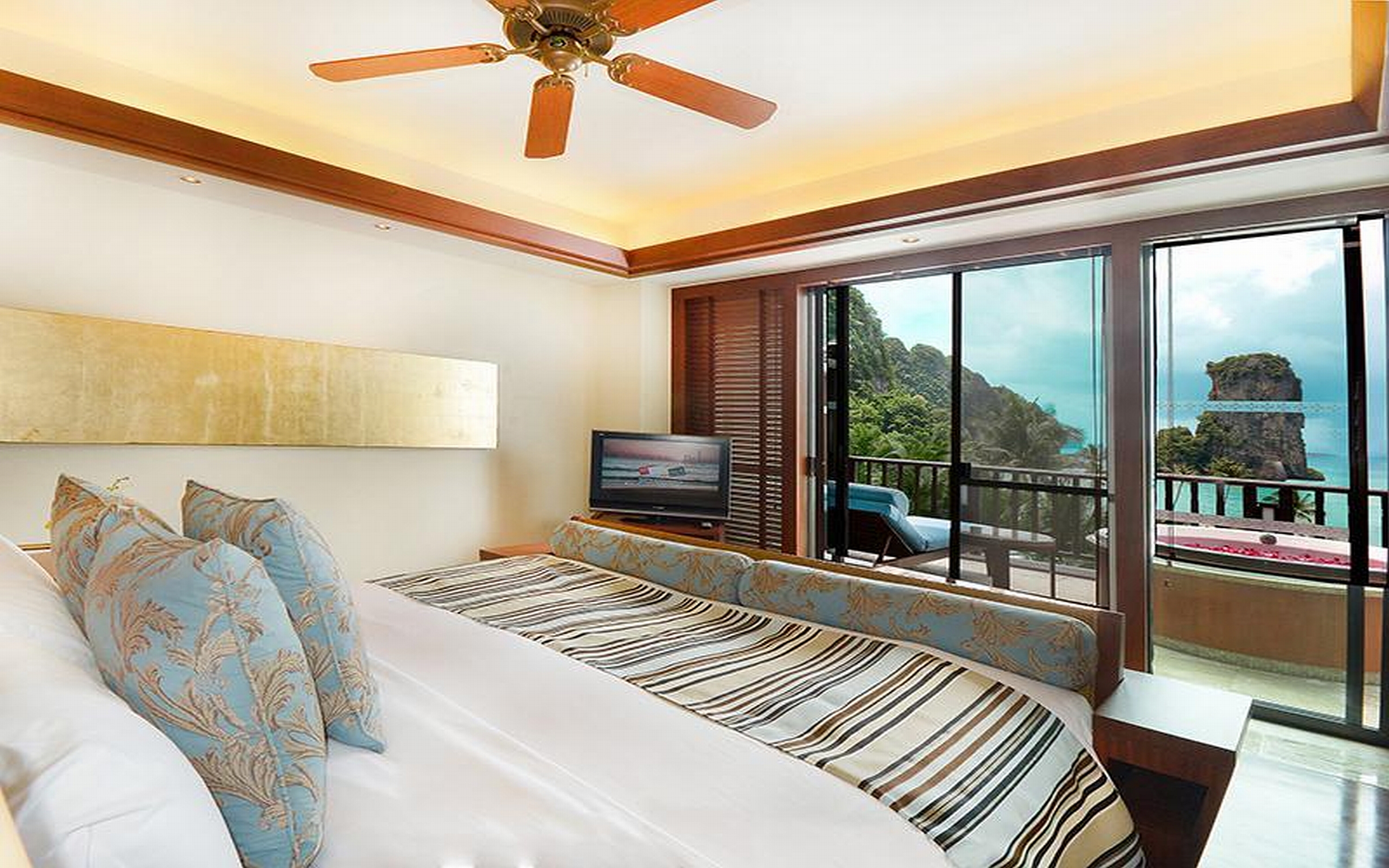 Double or Twin Deluxe Ocean Front