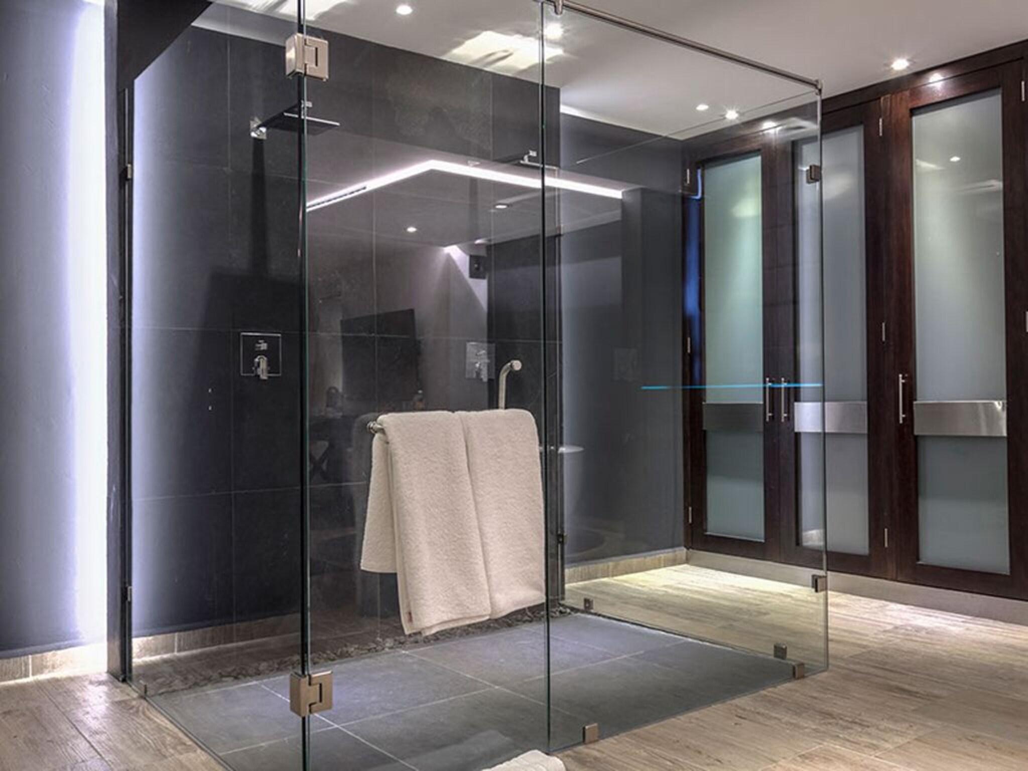 Suite Deluxe Queen Bed